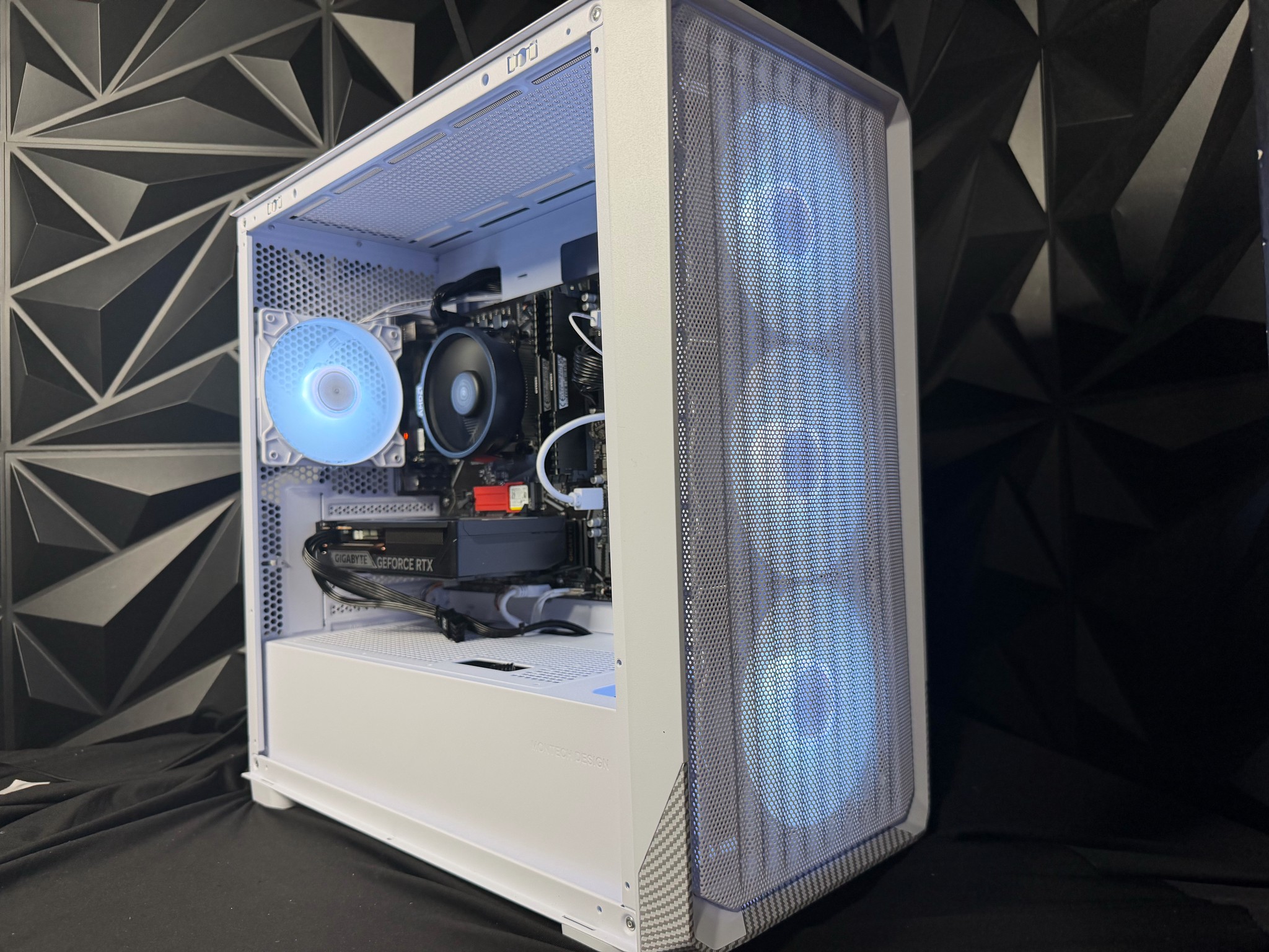 🖤🔥 BLACK GUTS 5560 🔥🖤 Ryzen 5 5500| RTX 5060| 16 GB DDR4| 750 GB NVMe|650W PSU