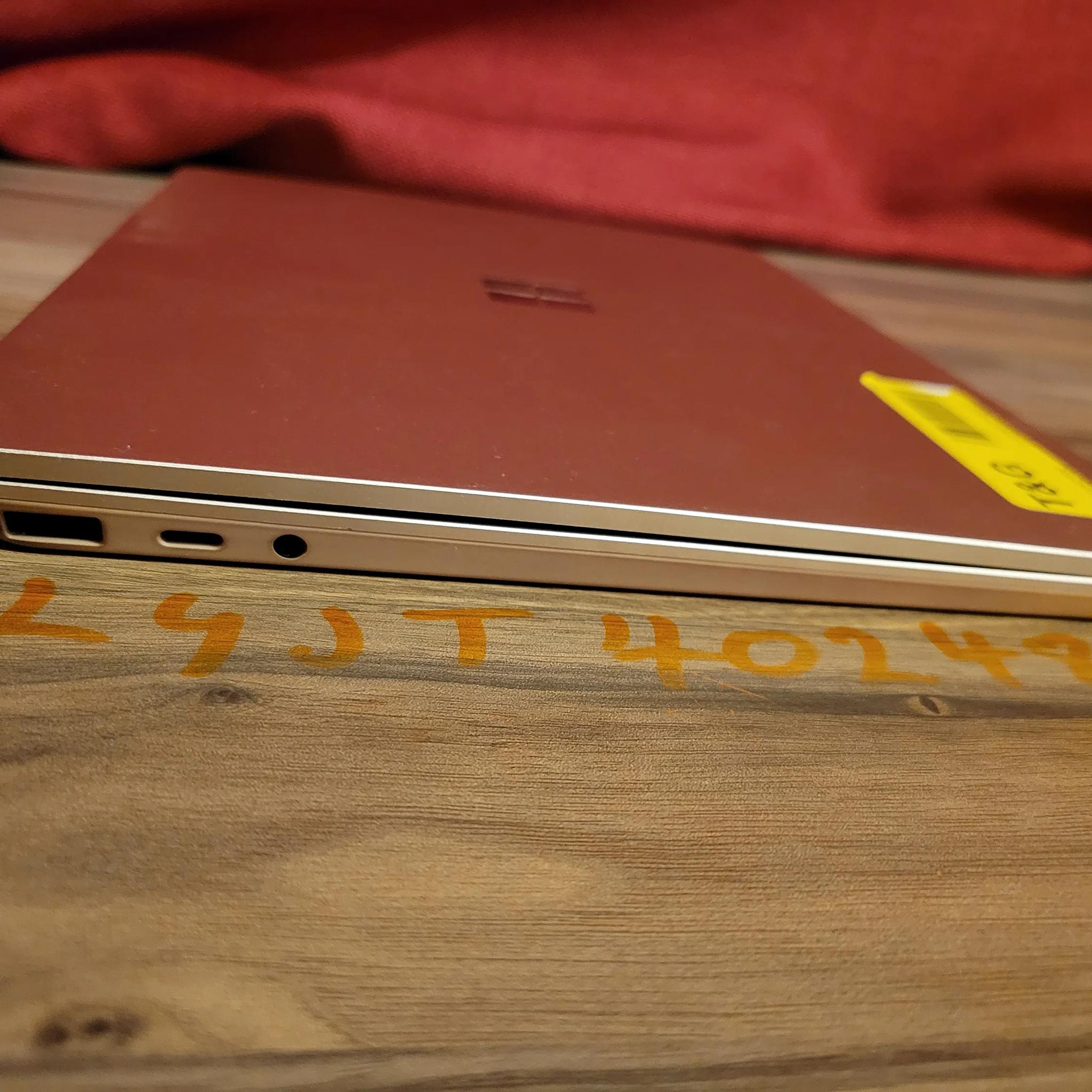 Microsoft Surface Laptop Go 2 - intel i5 11th gen. - 256gb ssd - 12.4" touch screen