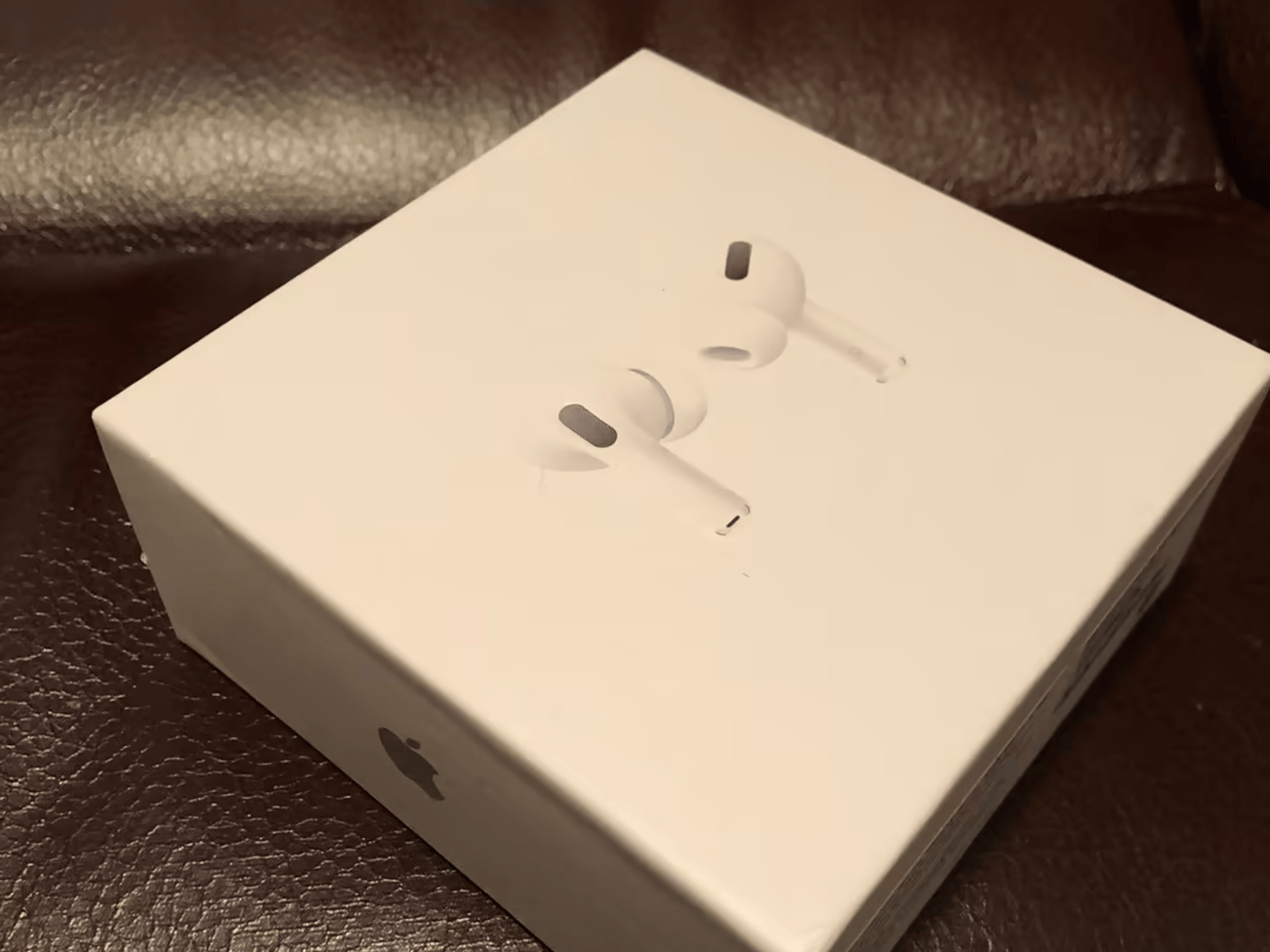 New Apple AirPods Pro w/ mag.case 