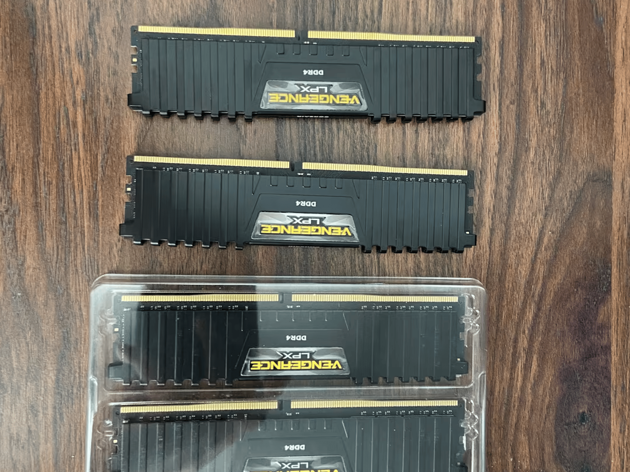 2x Corsair Vengeance DDR4 3000mhz 16 GB (2x8 gb) 