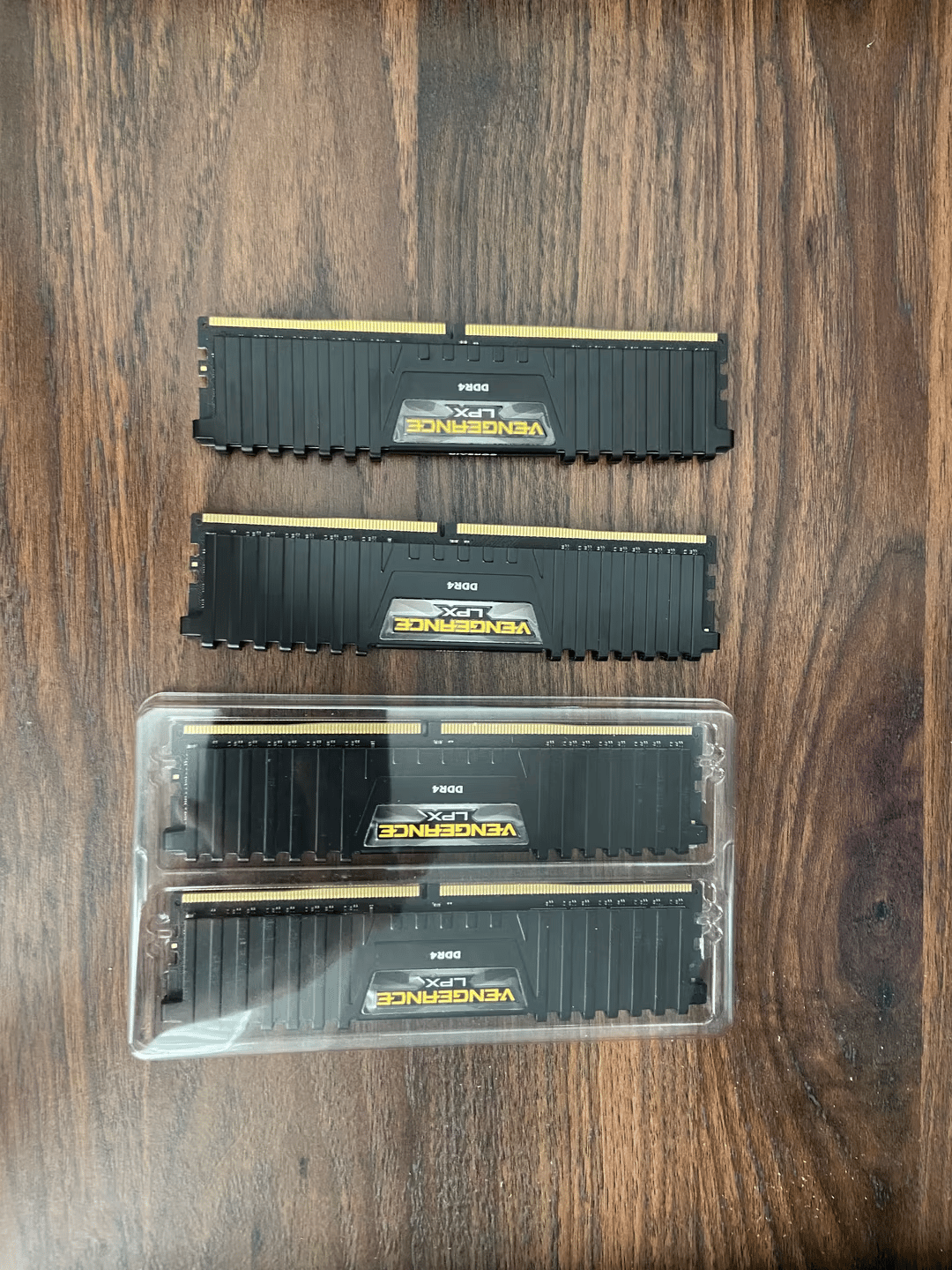 2x Corsair Vengeance DDR4 3000mhz 16 GB (2x8 gb) 