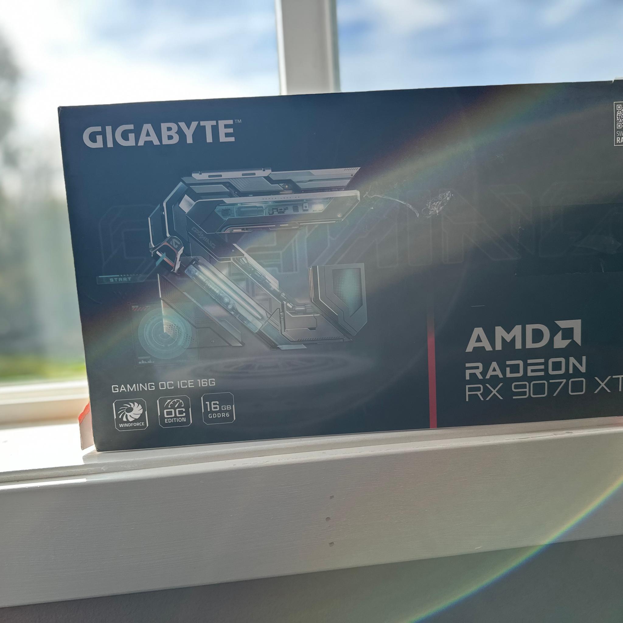 GIGABYTE RX 9070 XT GAMING OC ICE 16G