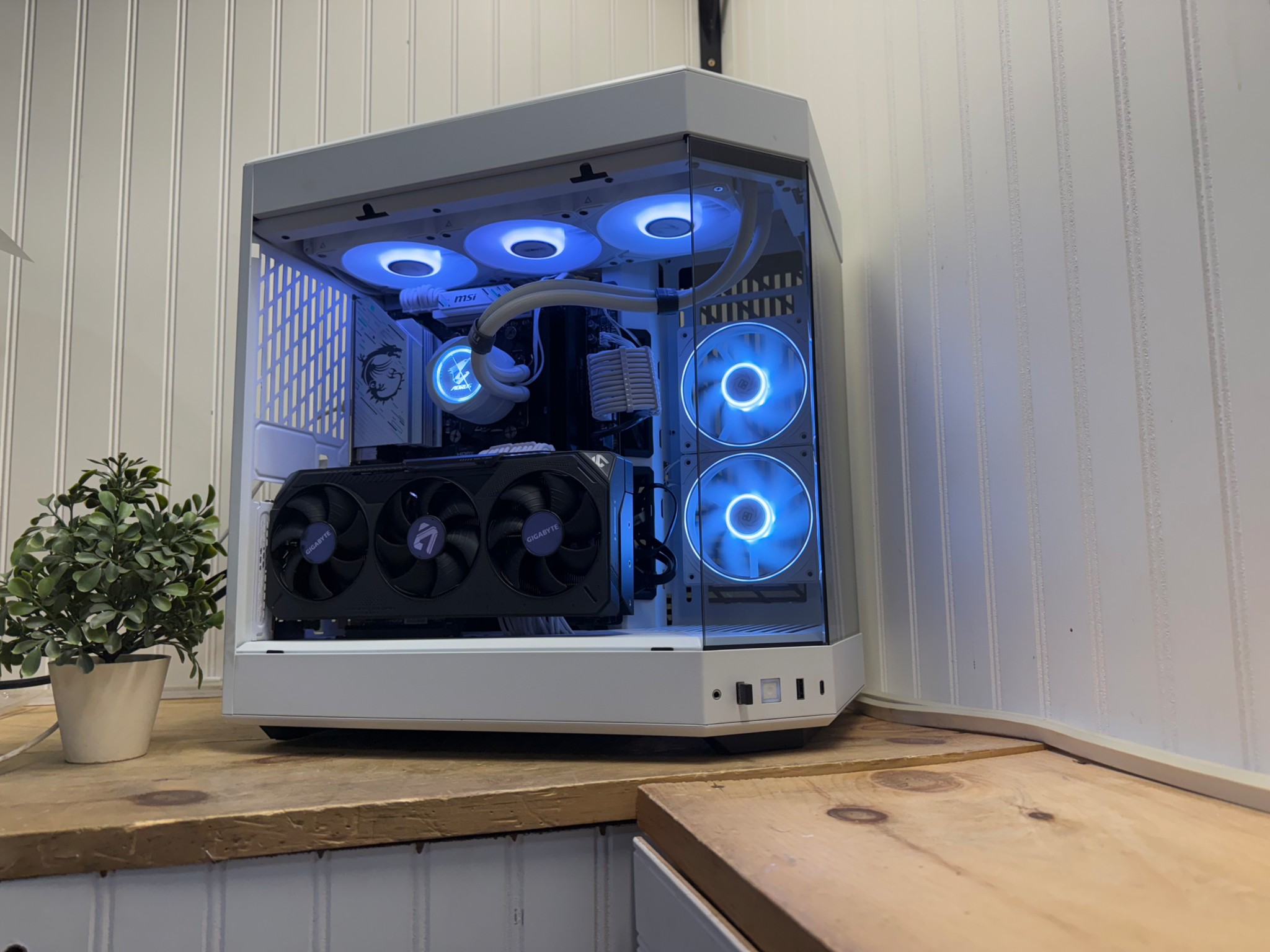 WHITE DRAGON  1440p /4k Gaming PC 7700x/9070XT/32g ddr5/x670E/1000w PSU /3 TB Storage/360mm AIO