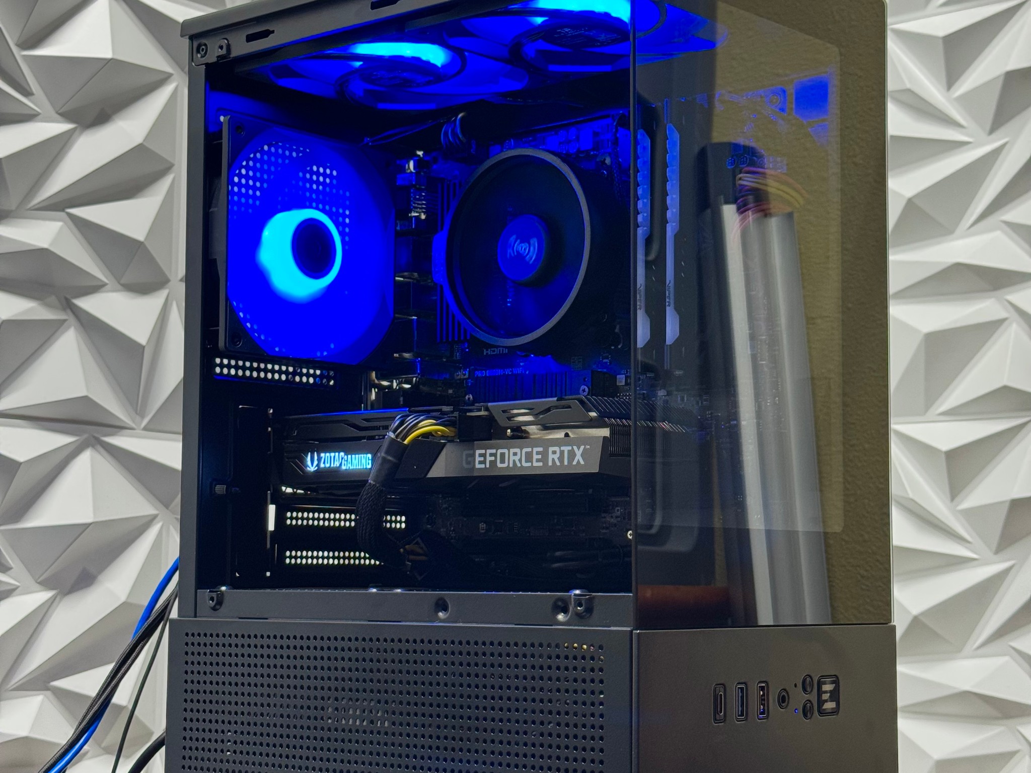 Rtx 3060 ti / Ryzen 5 5500 / 16GB DDR4 Ram / 500GB Nvme / 600w psu / windows 11 / RGB