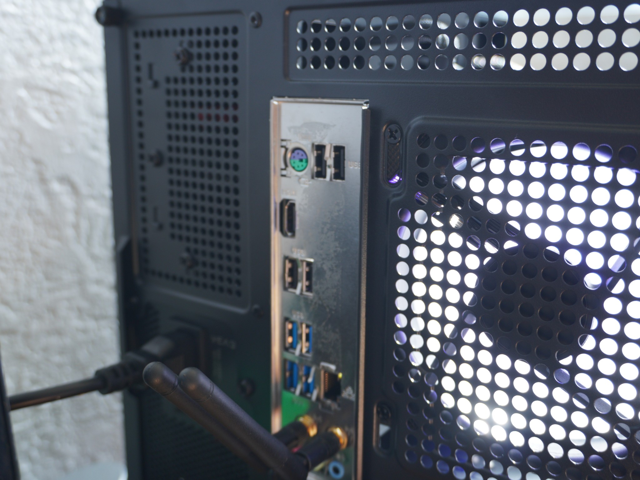 RX 9060XT 16 BLACKOUT GAMING PC
