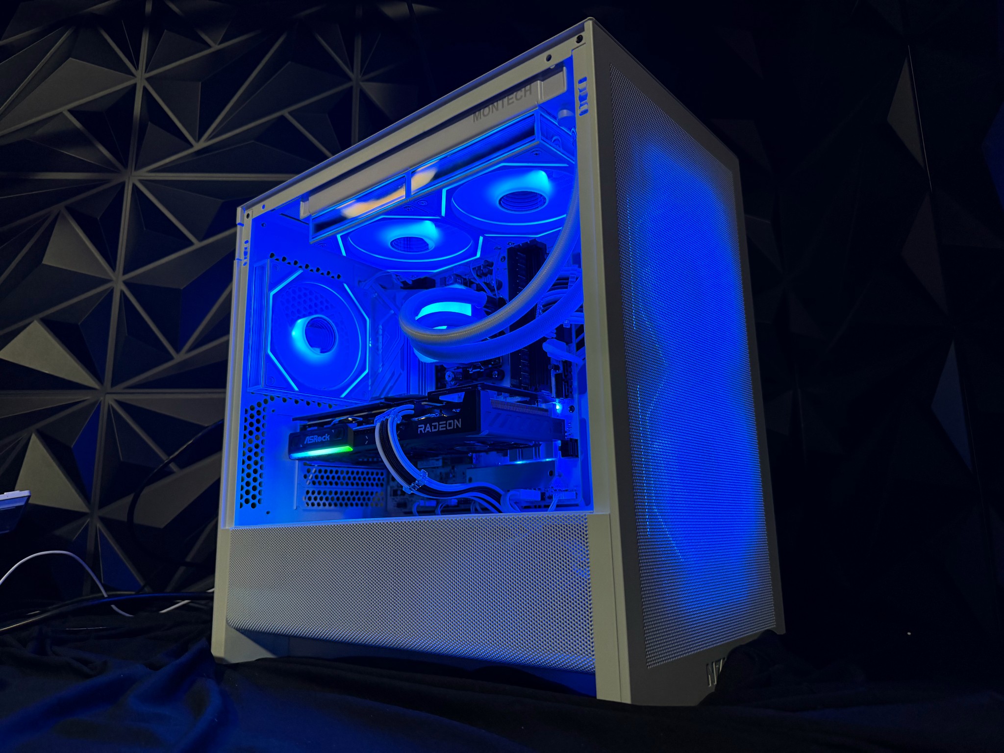 ❄️✨ ICE PRIZM ✨❄️Ryzen 7 7700X| RX 9060XT 16 GB | 32 GB DDR5| 2.5 TB NVMe| 650W PSU