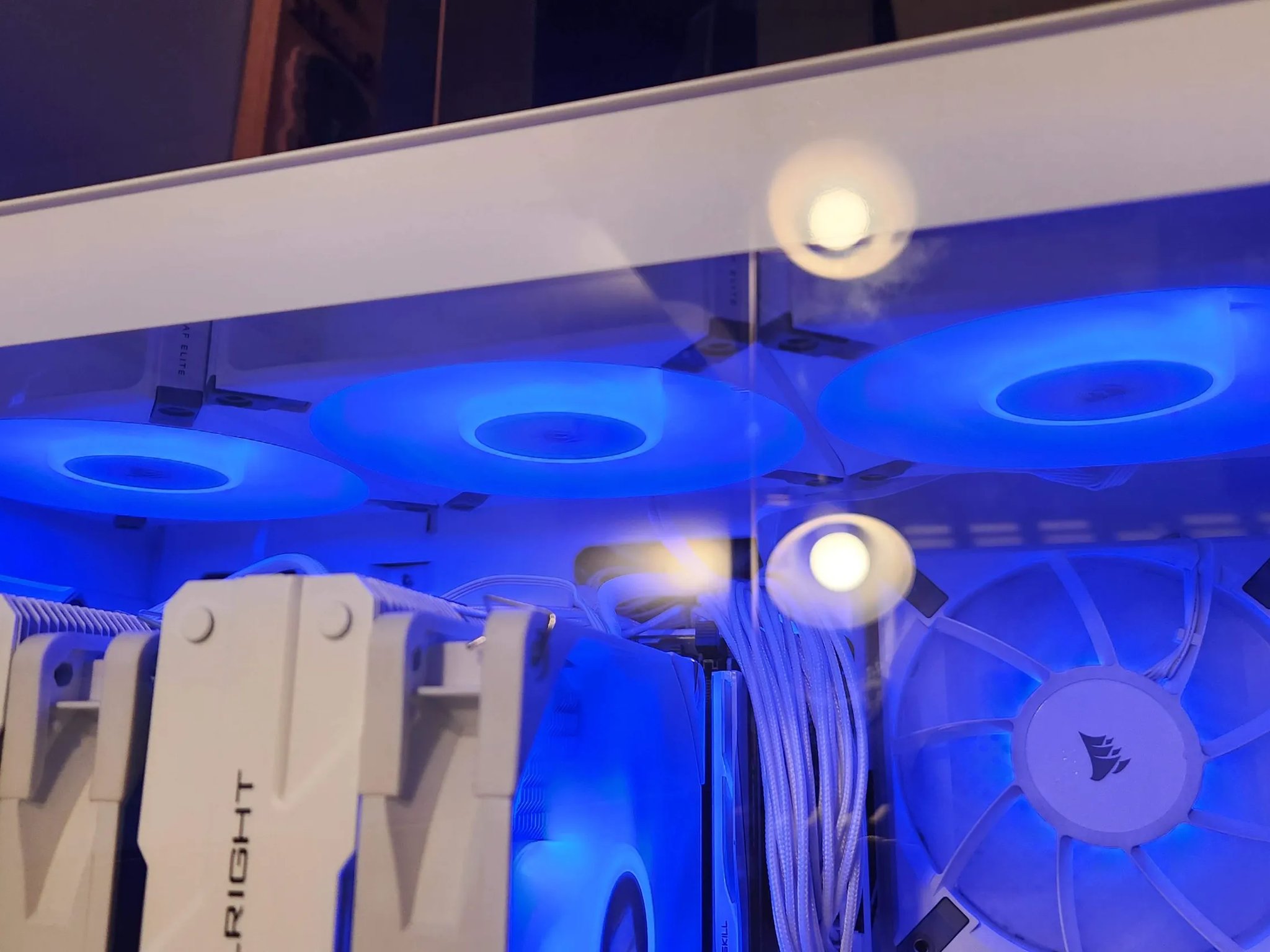 Corsair AF120 RGB Elite Fans 3 pack with Lightning Node Core