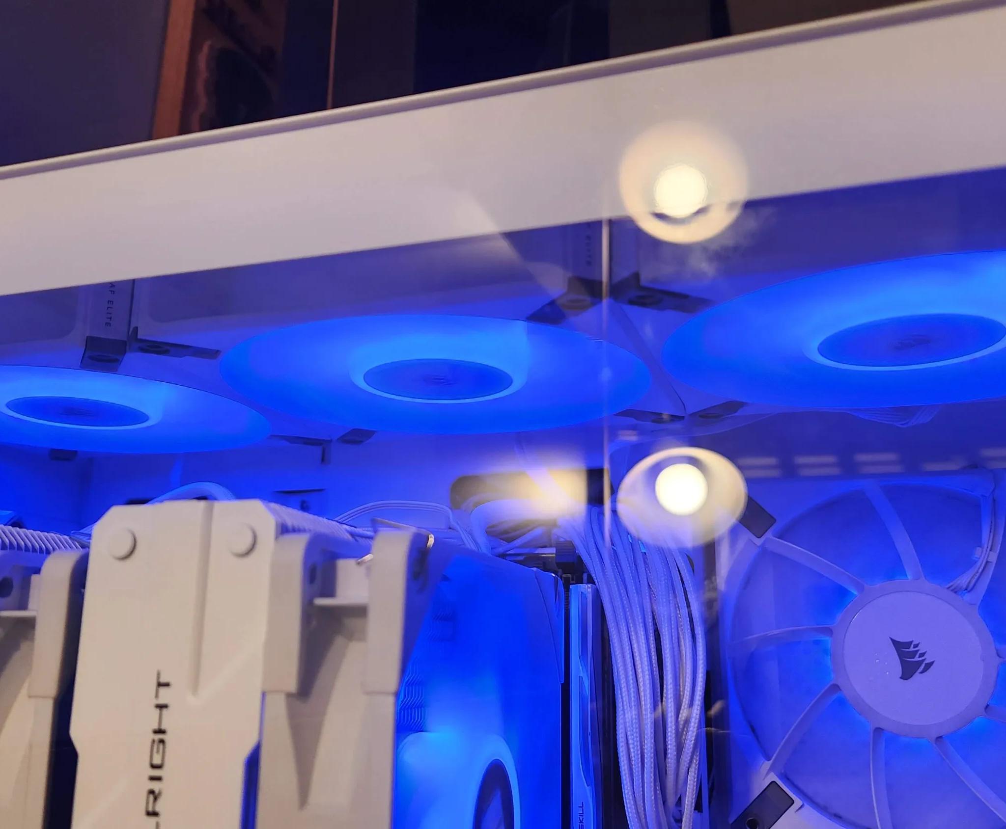 Corsair AF120 RGB Elite Fans 3 pack with Lightning Node Core