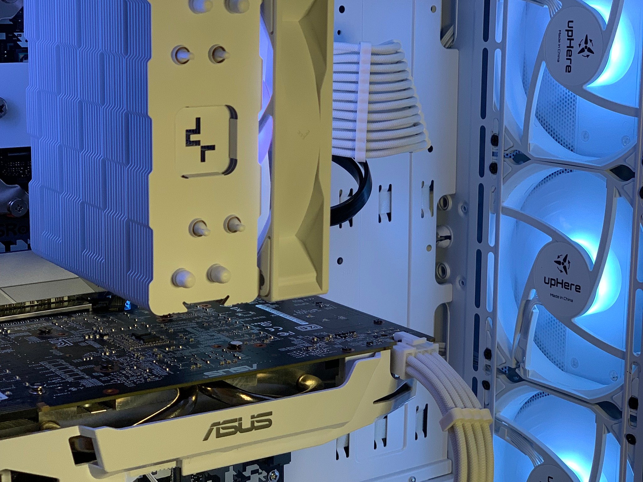 White Gaming PC(Ryzen 7 2700 + GTX 1070)