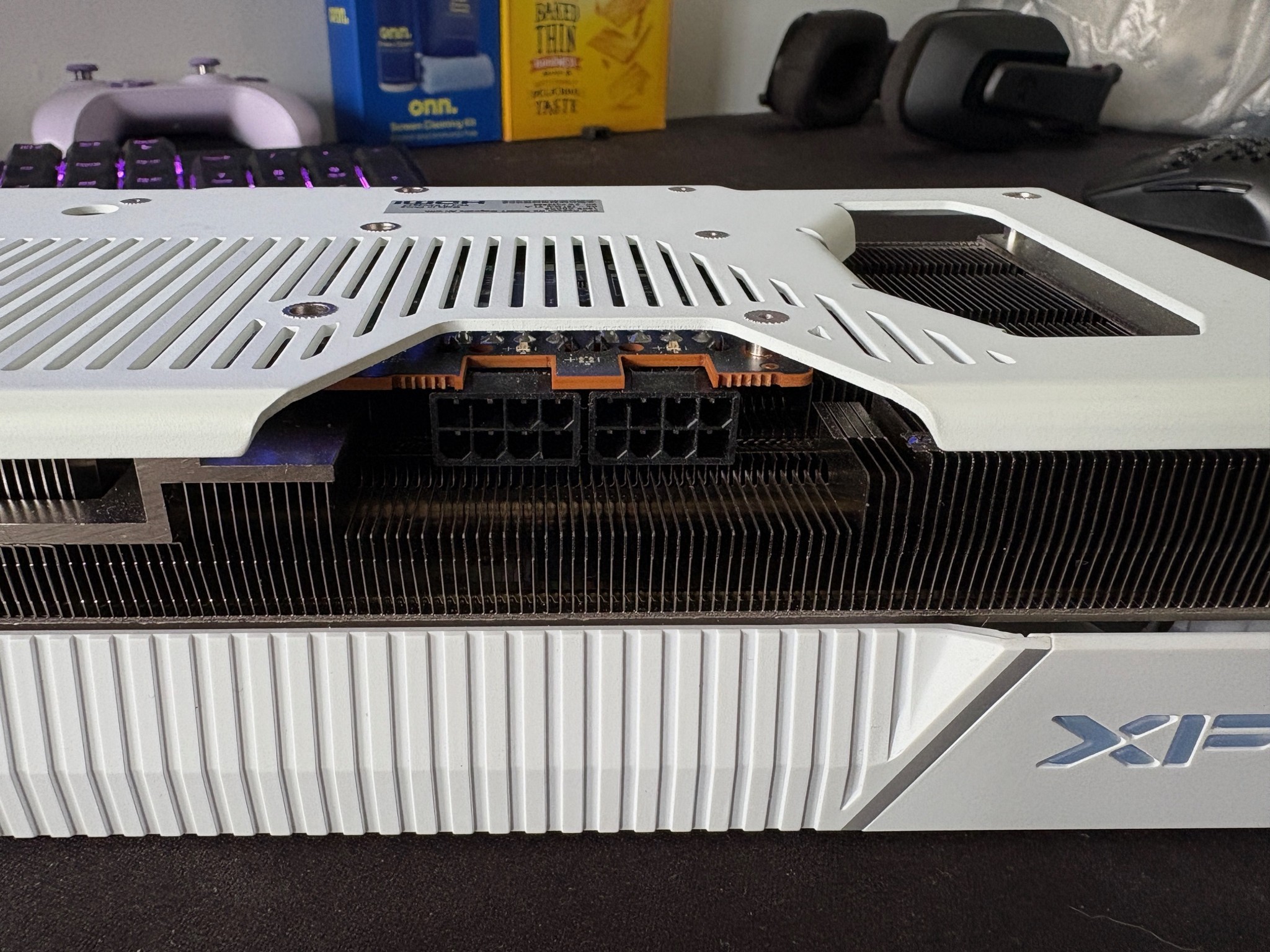 XFX RX 7800XT Magnetic Air white