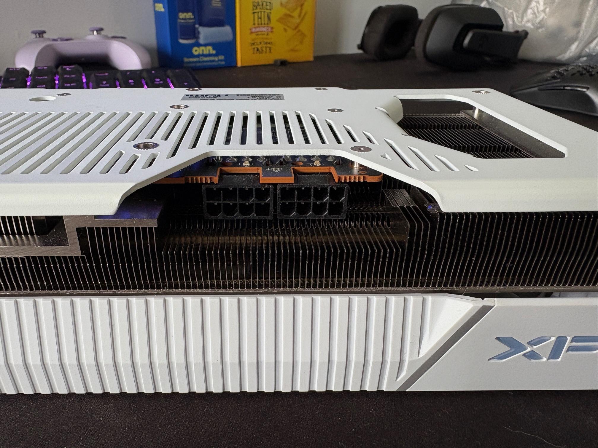 XFX RX 7800XT Magnetic Air white