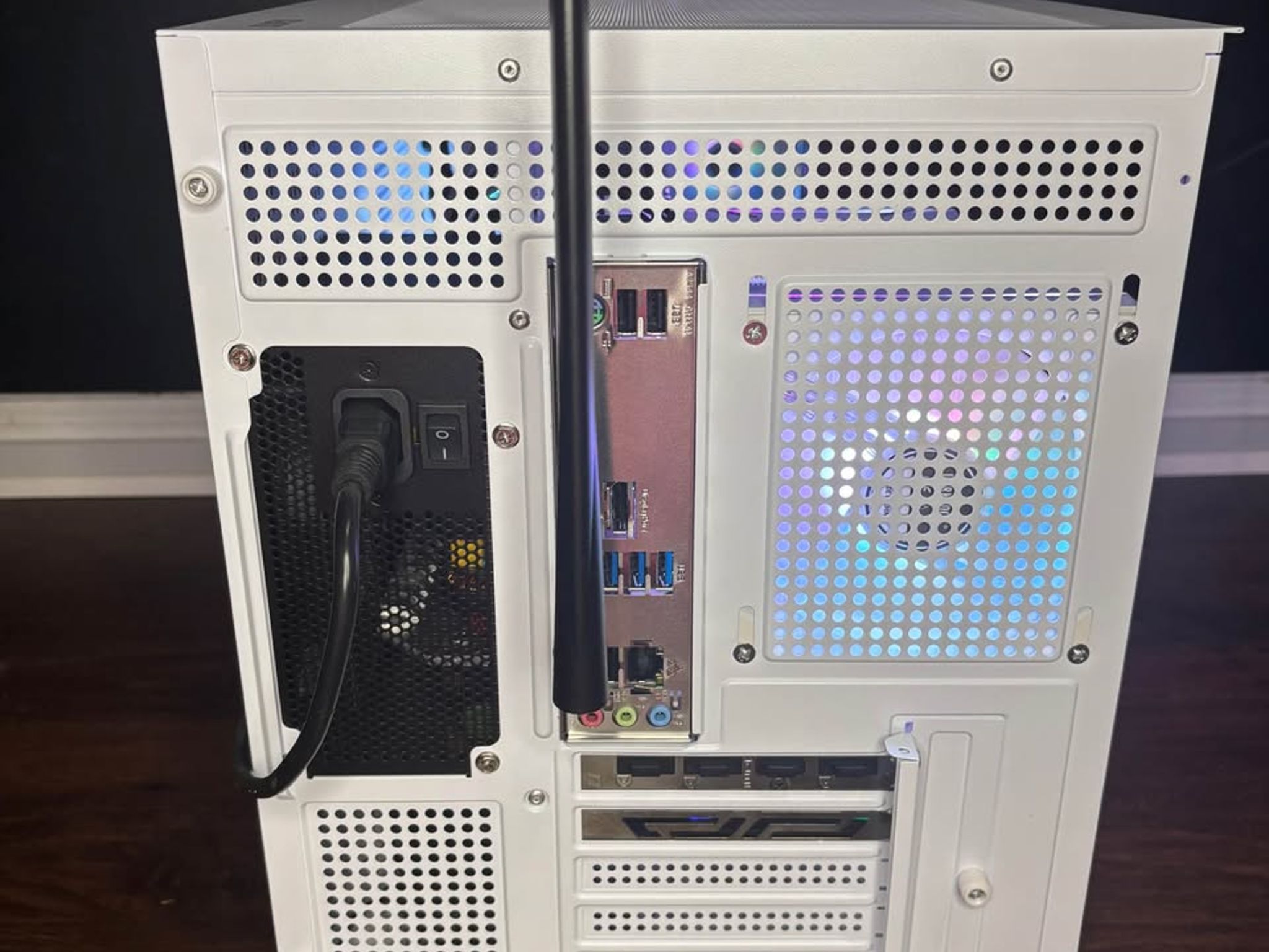 White Gaming PC (RTX 2060 6GB + AMD Ryzen 5 3600 + 16GB DDR4 + SSD)