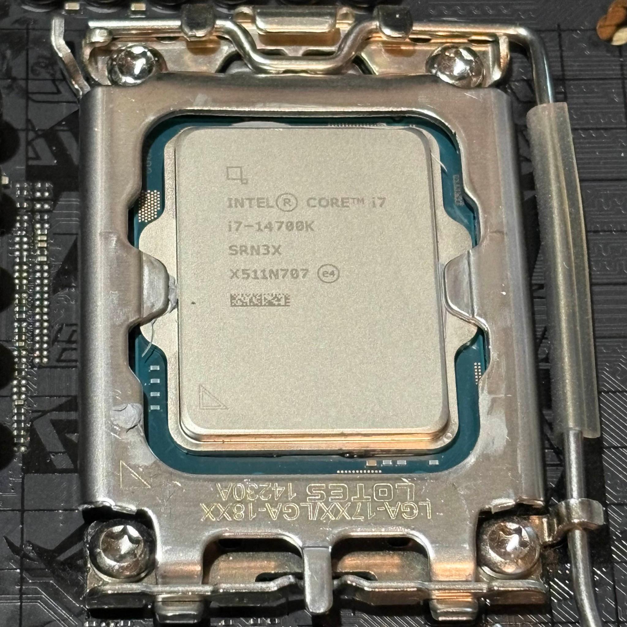 ROG Strix Z-690E WIFI, i7-14700k, Corsair Dominator Platinum 2x16GB DDR5 5200MHZ
