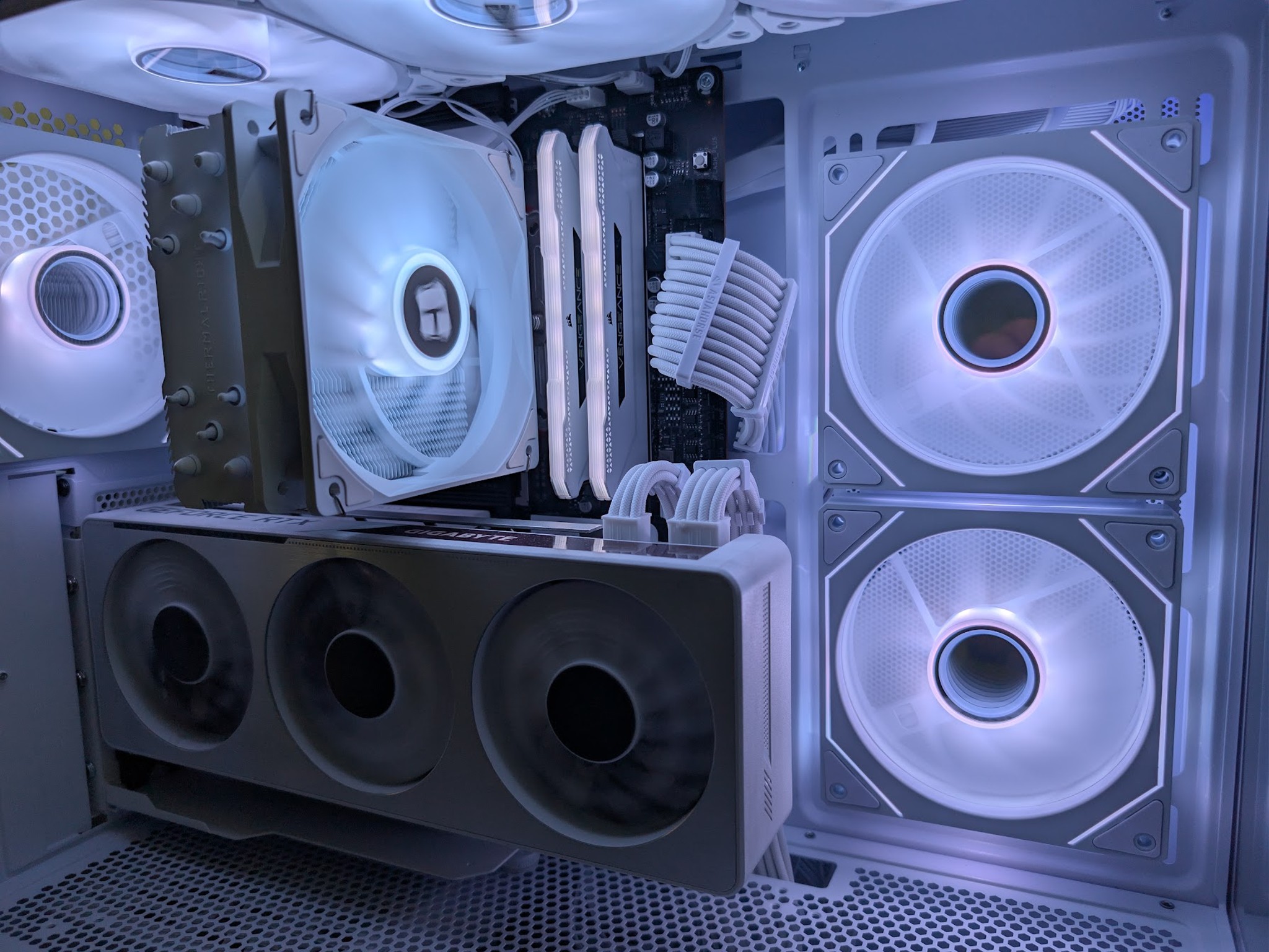 GIGABYTE Dual Vision Showcase PC - RTX 3070 / Ryzen 5700X / 32GB CL16 / Thunderbolt 3 Creator Build