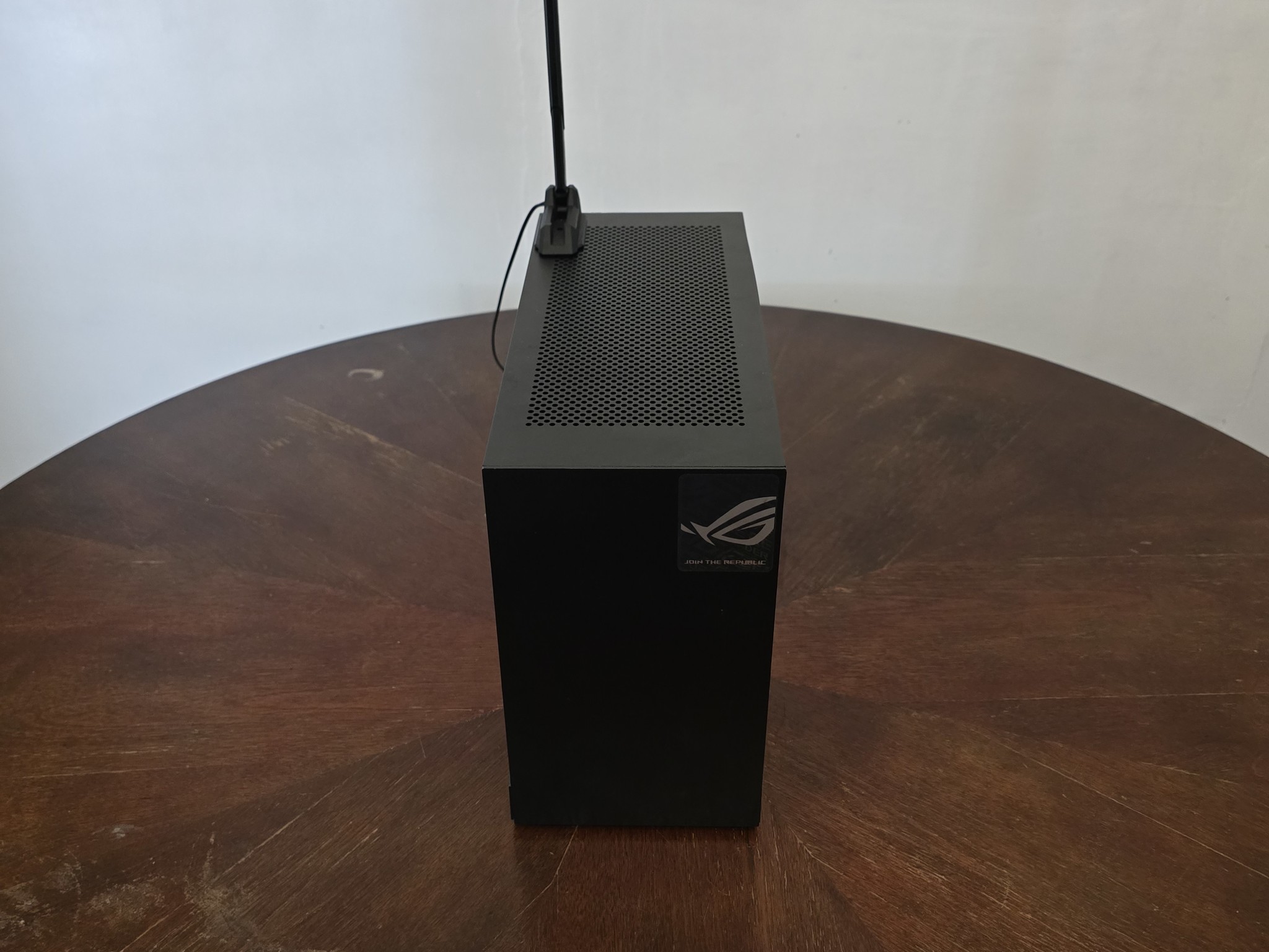 Compact Gaming – Ryzen 7 7800X3D | RTX 4070 | 64GB DDR5 | 240mm AIO | 1000W Platinum SFF PC