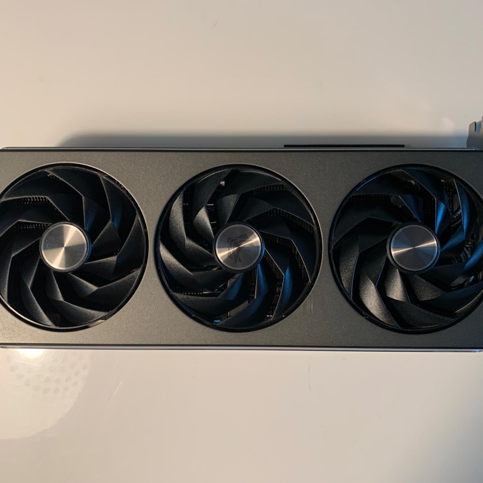 RX 7900XTX: Open Box Saphire Nitro+