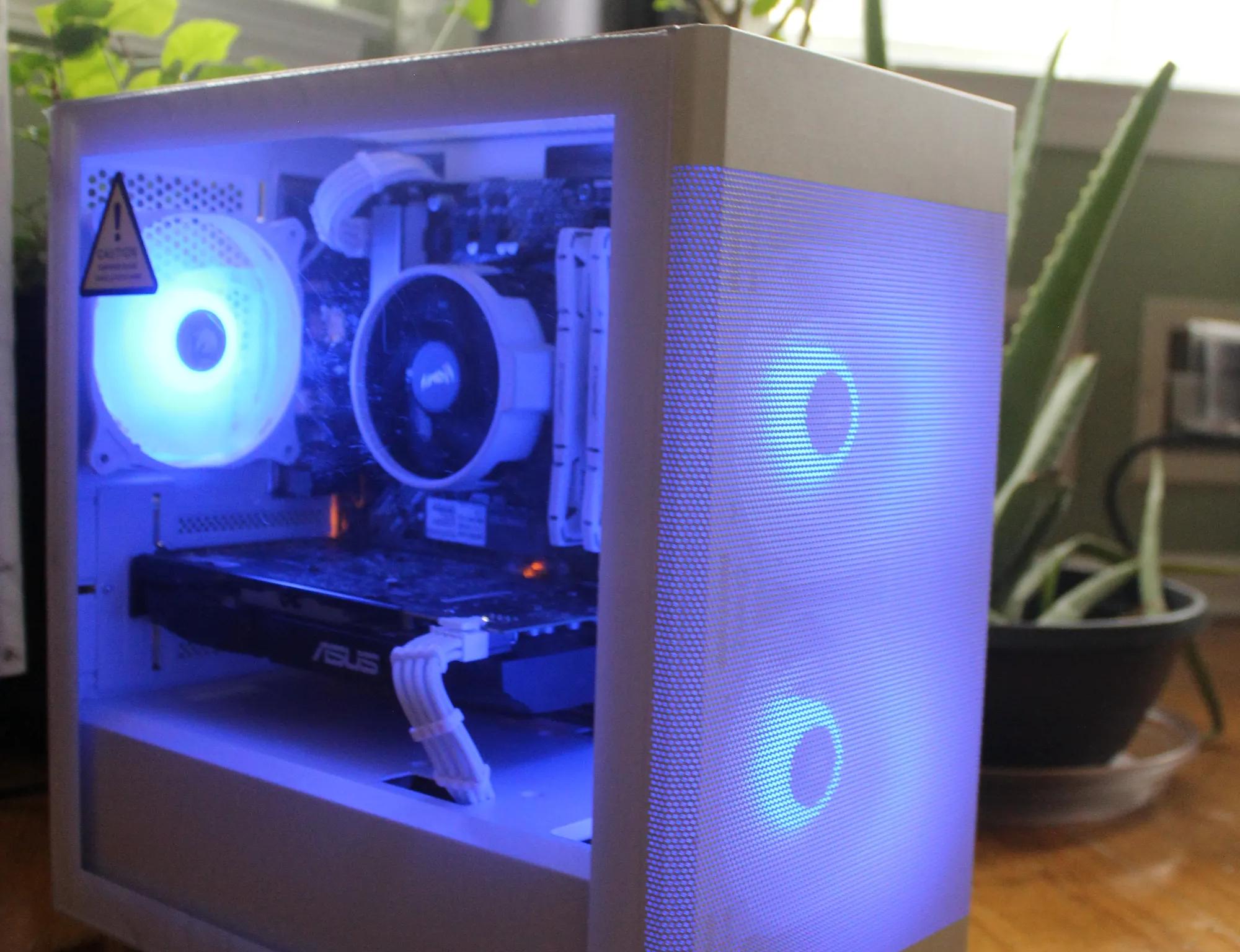 |200+ FPS FORTNITE| All White Ryzen 3 4100- RX 580- 16GB RAM- 512GB SSD WIFI
