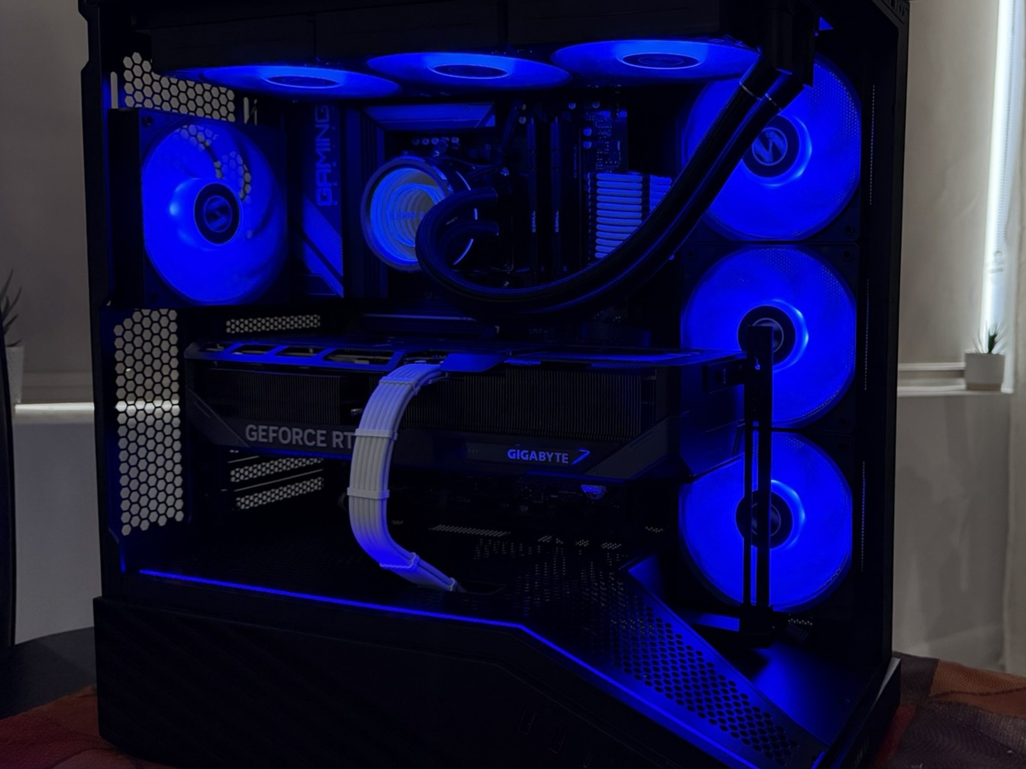 GeForce RTX 5070 Ti Lian Li Gaming PC - Ryzen 5 7600X3D, 32GB RAM, 1TB NVMe SSD