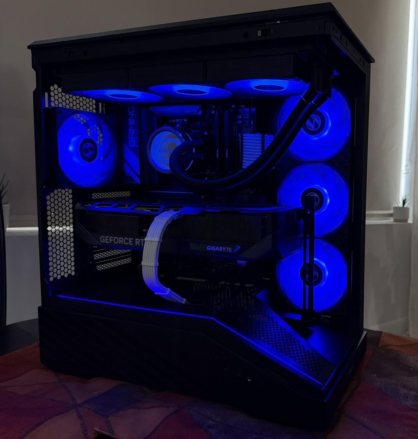 GeForce RTX 5070 Ti Lian Li Gaming PC - Ryzen 5 7600X3D, 32GB RAM, 1TB NVMe SSD