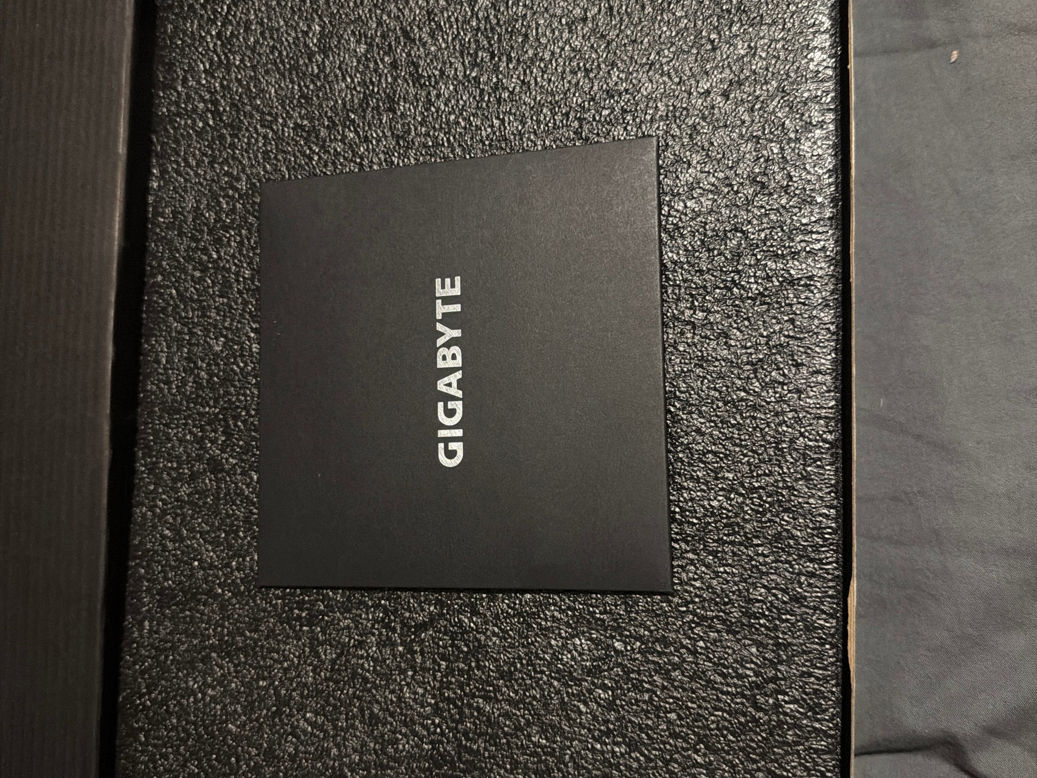 GIGABYTE GeForce RTX 5080 WINDFORCE OC SFF 16G