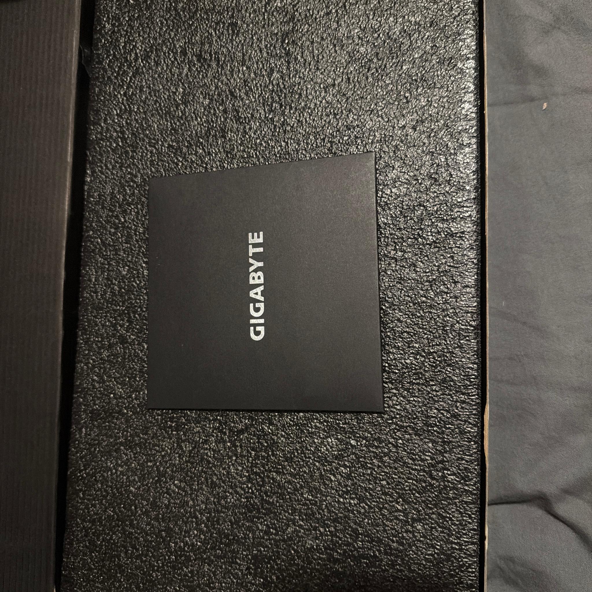 GIGABYTE GeForce RTX 5080 WINDFORCE OC SFF 16G