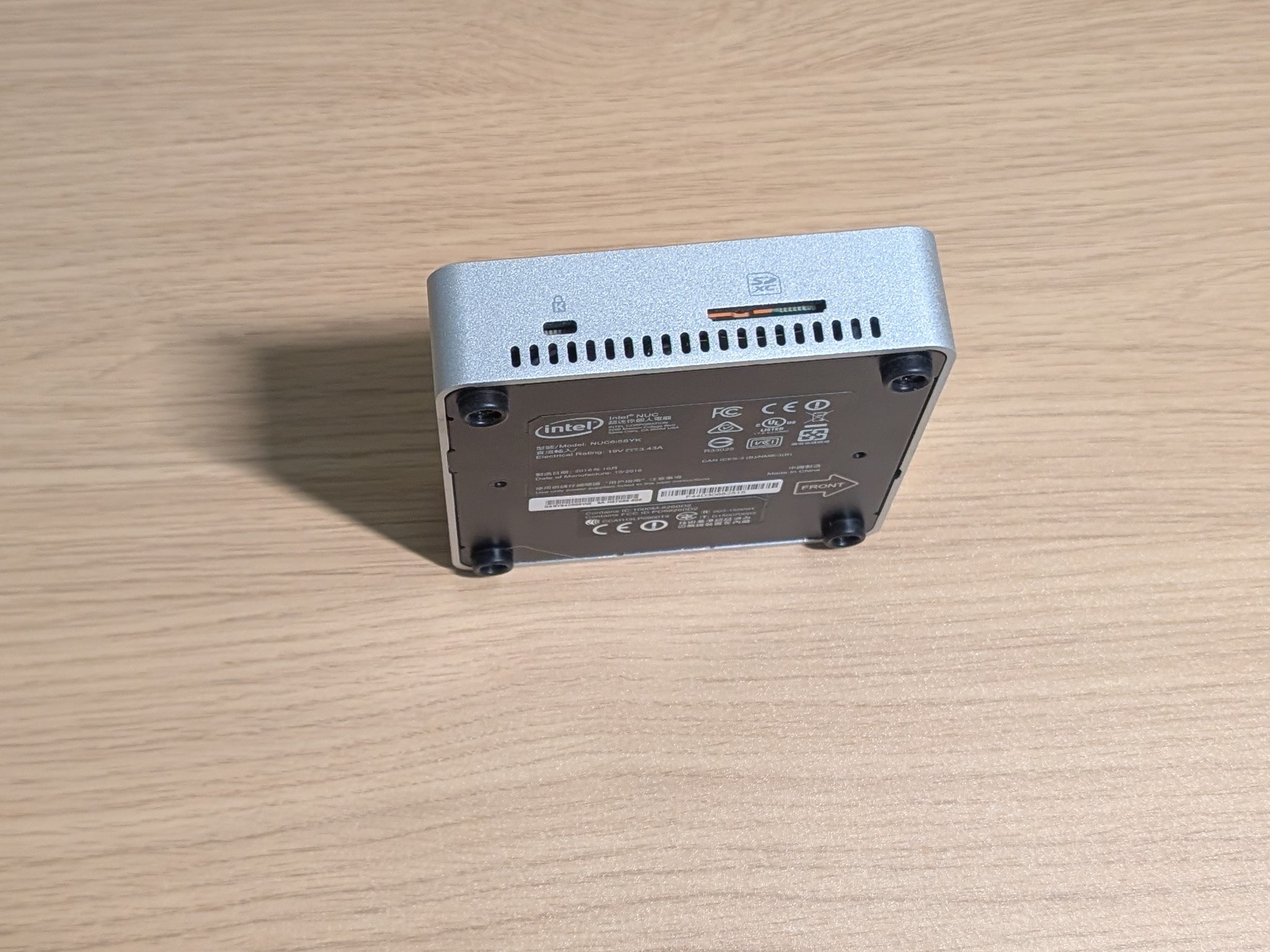 Physically damaged but functional Intel NUC NUC6i5SYK, No RAM no SSD