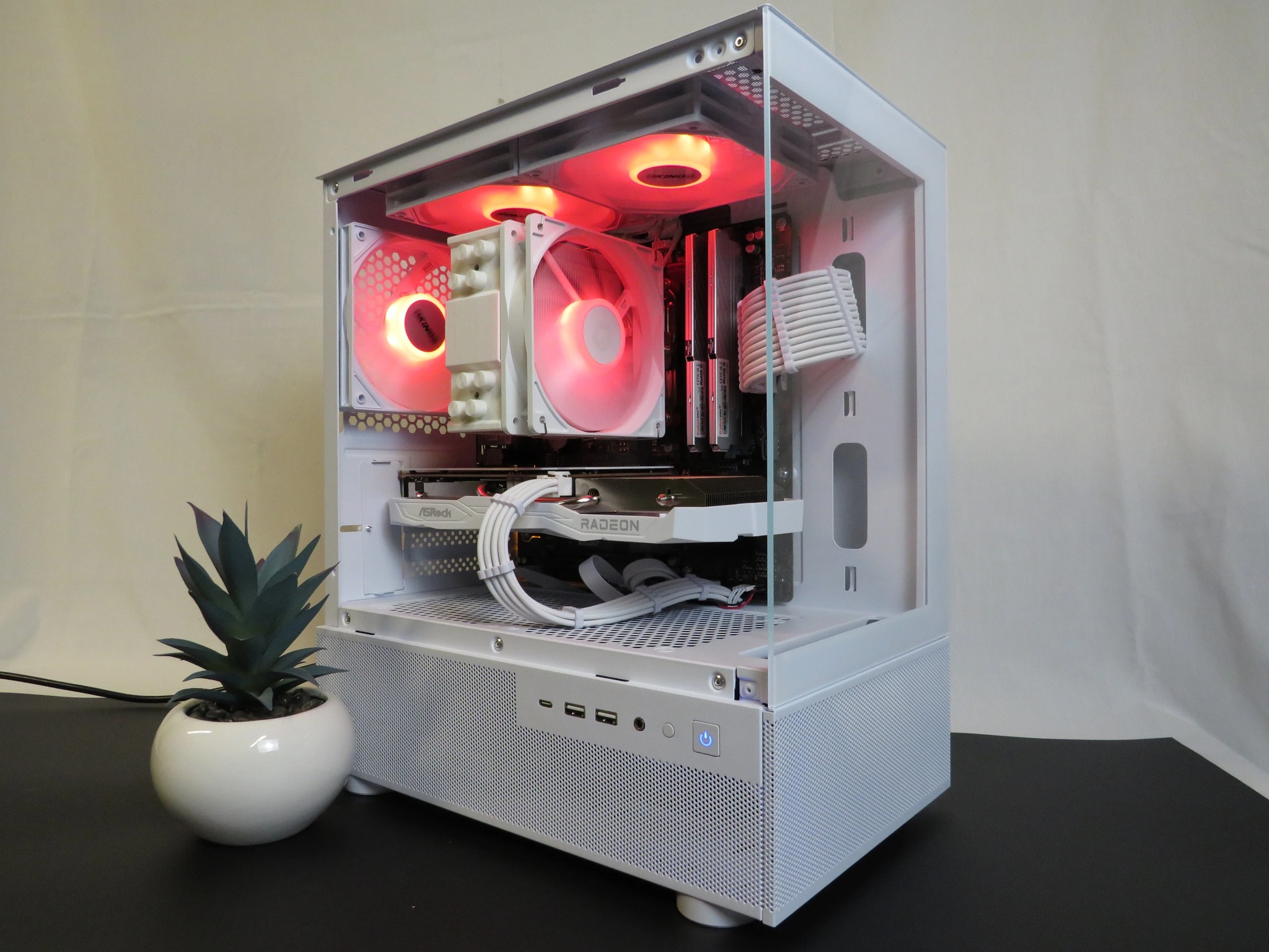 Beautiful Gamer: Ryzen 5 5600 + RX 6600 + 32 GB DDR4 + 1 TB NVME SSD