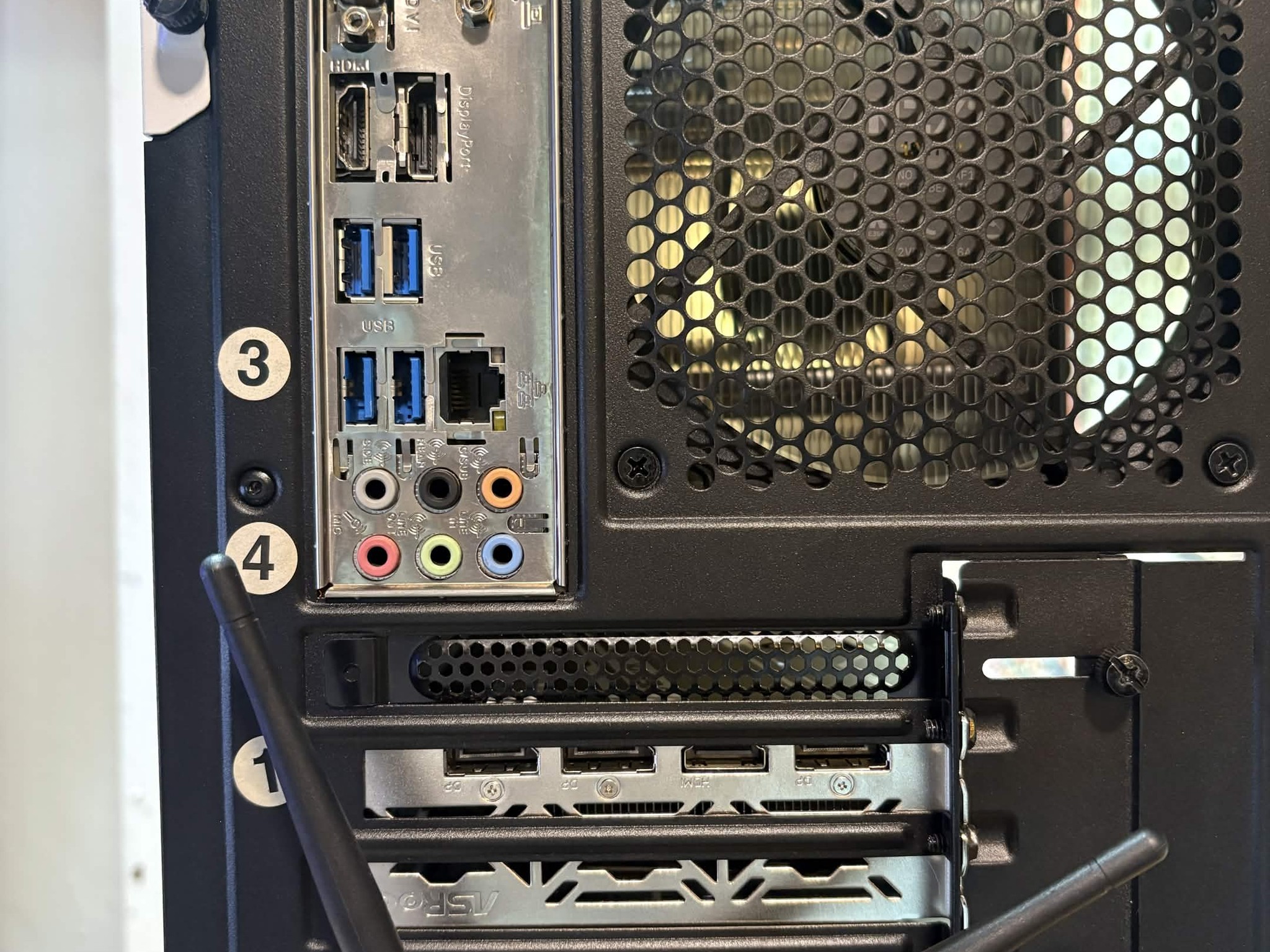 Black Cat Customs - FrostClaw (i5-10400 / RX 6600XT / 2x8GB RAM / 256GB SSD + 1TB HDD