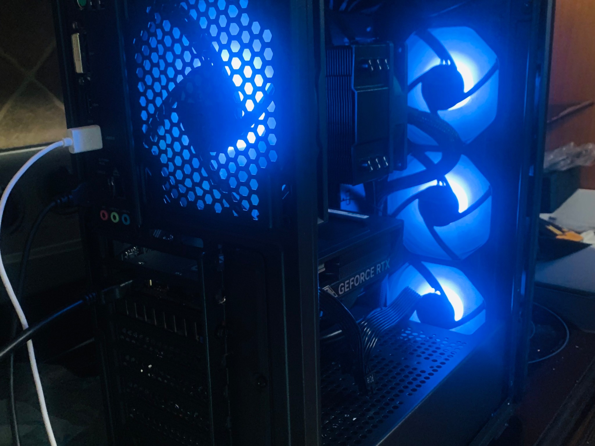 Wood Grain case + RTX 5060 Ryzen 7 5700x