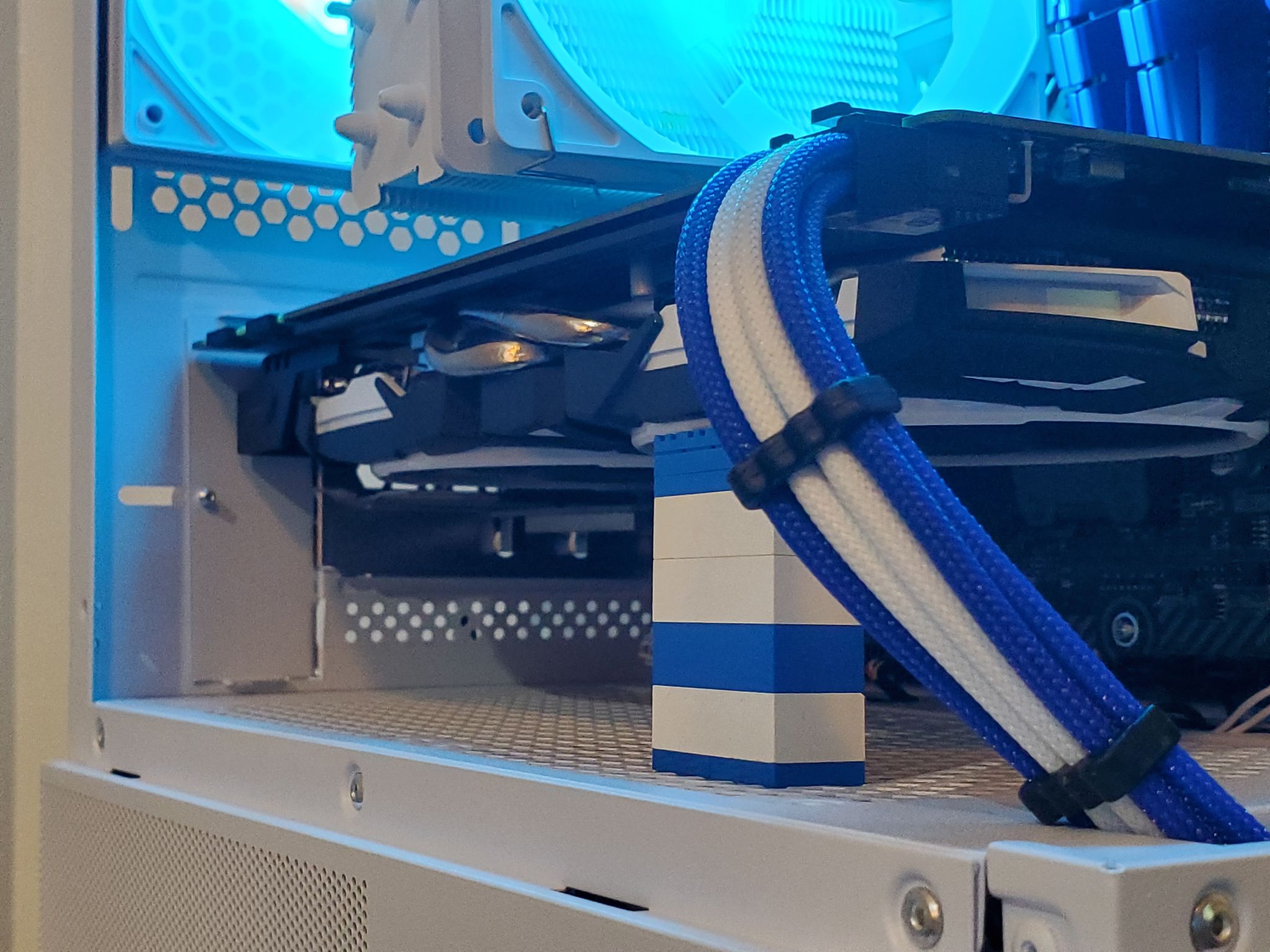 White + Blue Gaming PC | GTX 1070 | i5 8400 | 16GB | 512GB | ARGB | Wi-Fi + BT