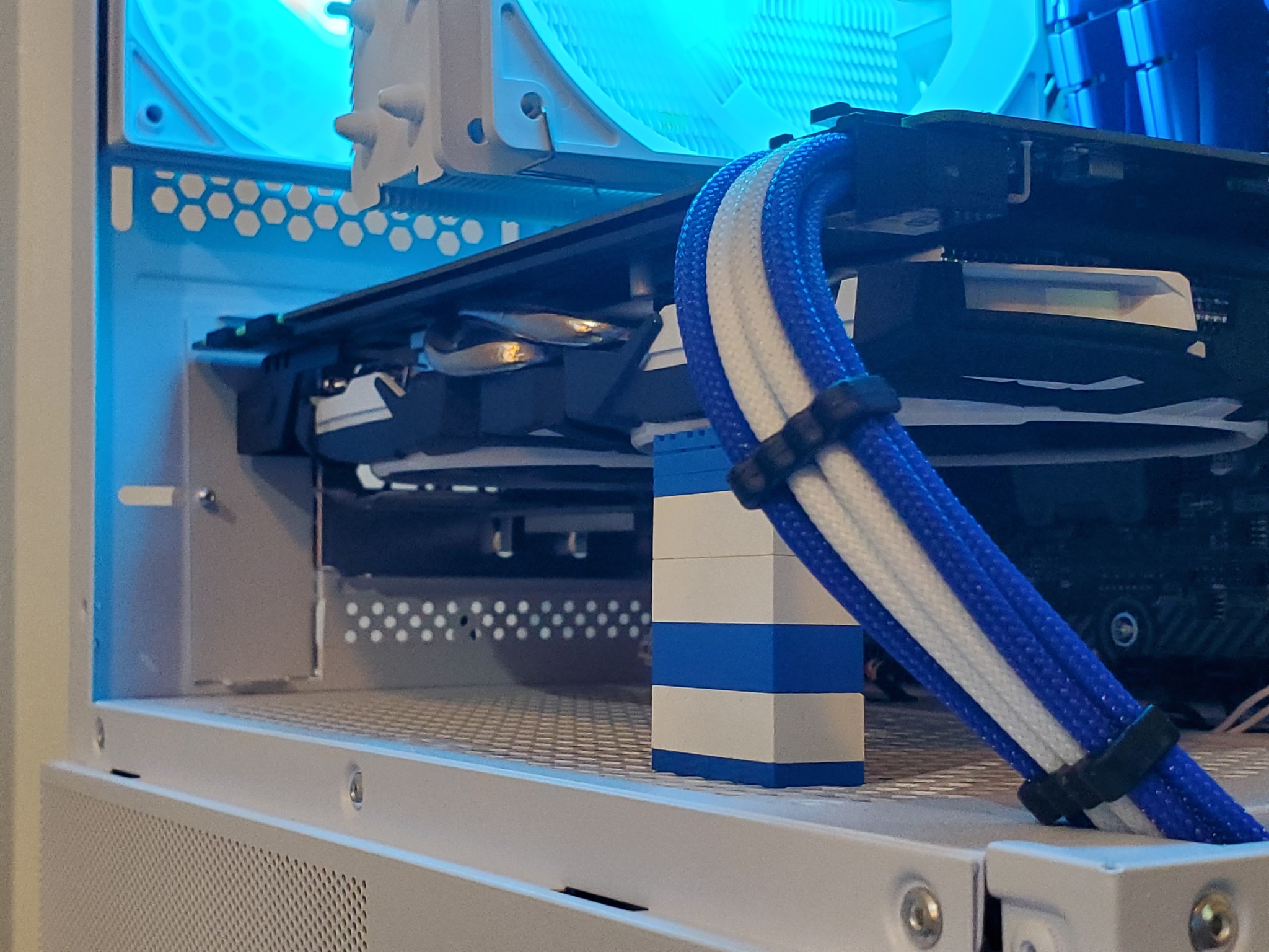 White + Blue Gaming PC | GTX 1070 | i5 8400 | 16GB | 512GB | ARGB | Wi-Fi + BT