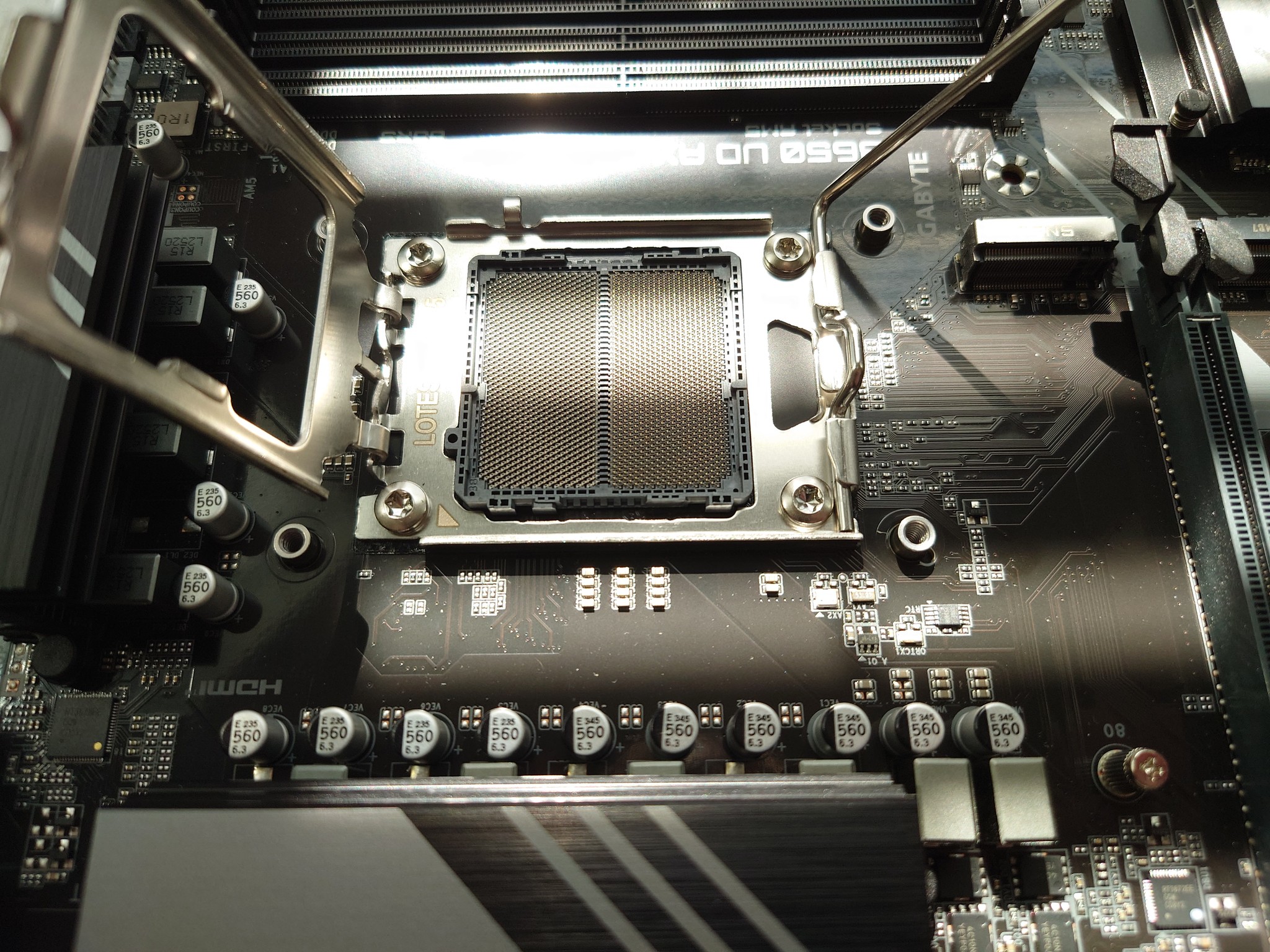 AMD Ryzen™ 5 9600X & GIGABYTE B650 UD AX AMD AM5 ATX Motherboard