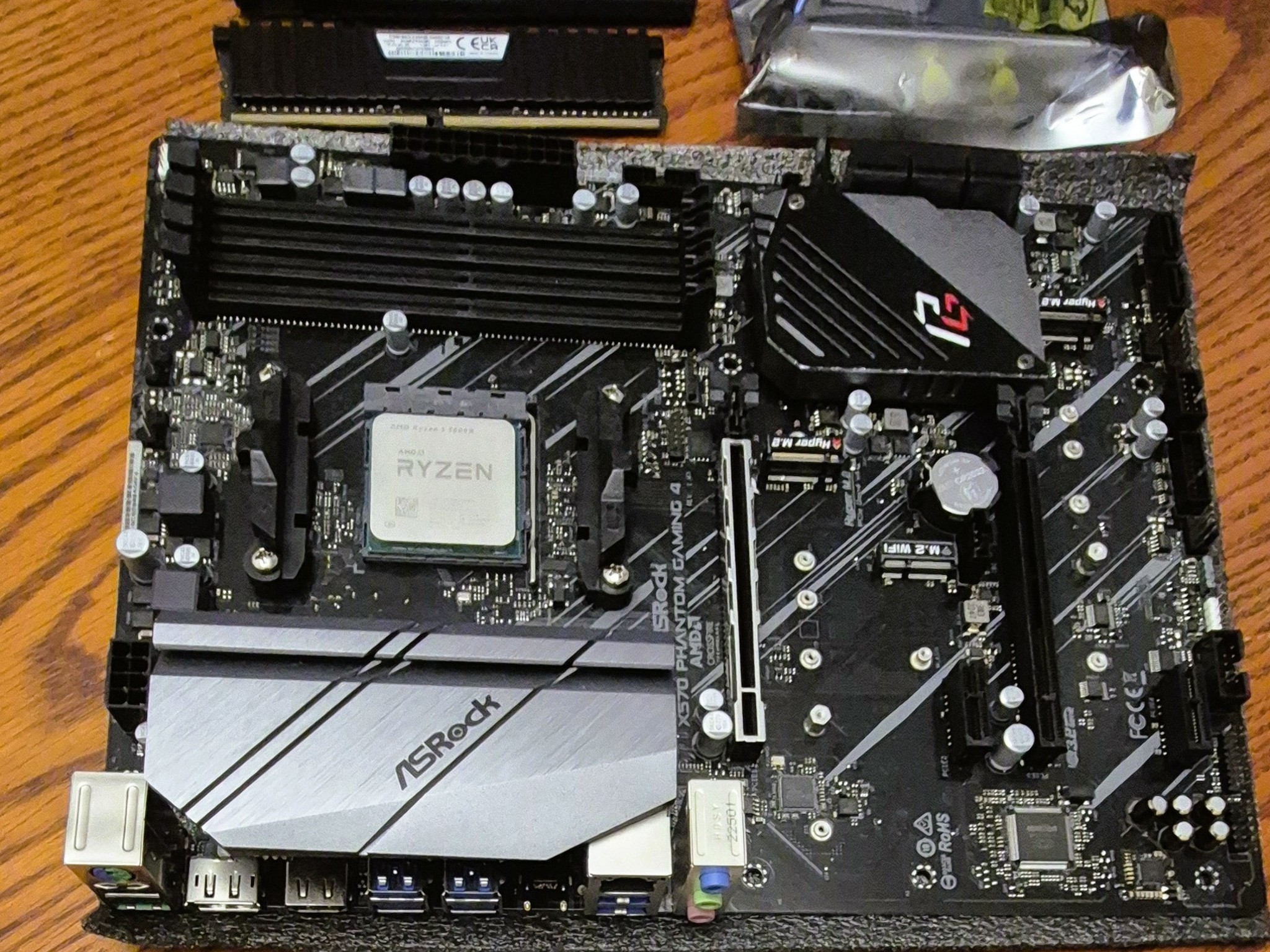 Combo ASRock X570 PHANTOM GAMING 4, AMD Ryzen 5 5600X AM4 CPU, 32GB RAM, AC1200 PCI-E WiFi Card
