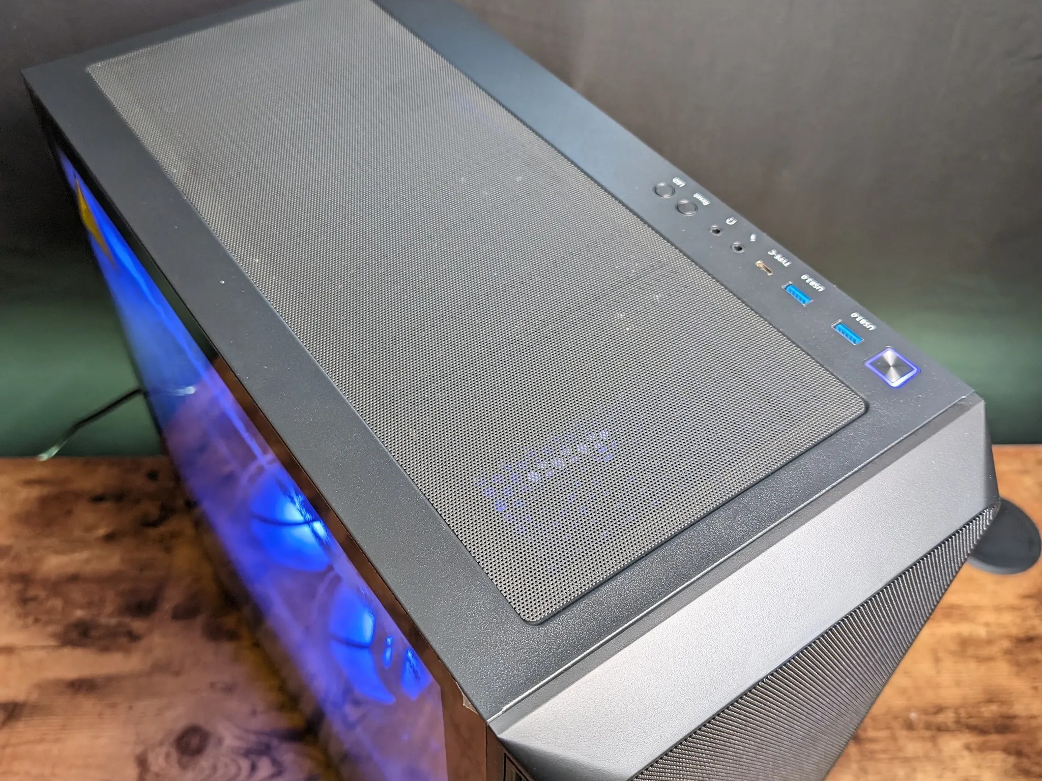 RX 7800xt // Ryzen 7 5700x3D // 32GB 3600MHz RAM // 1TB Gen4 NVMe