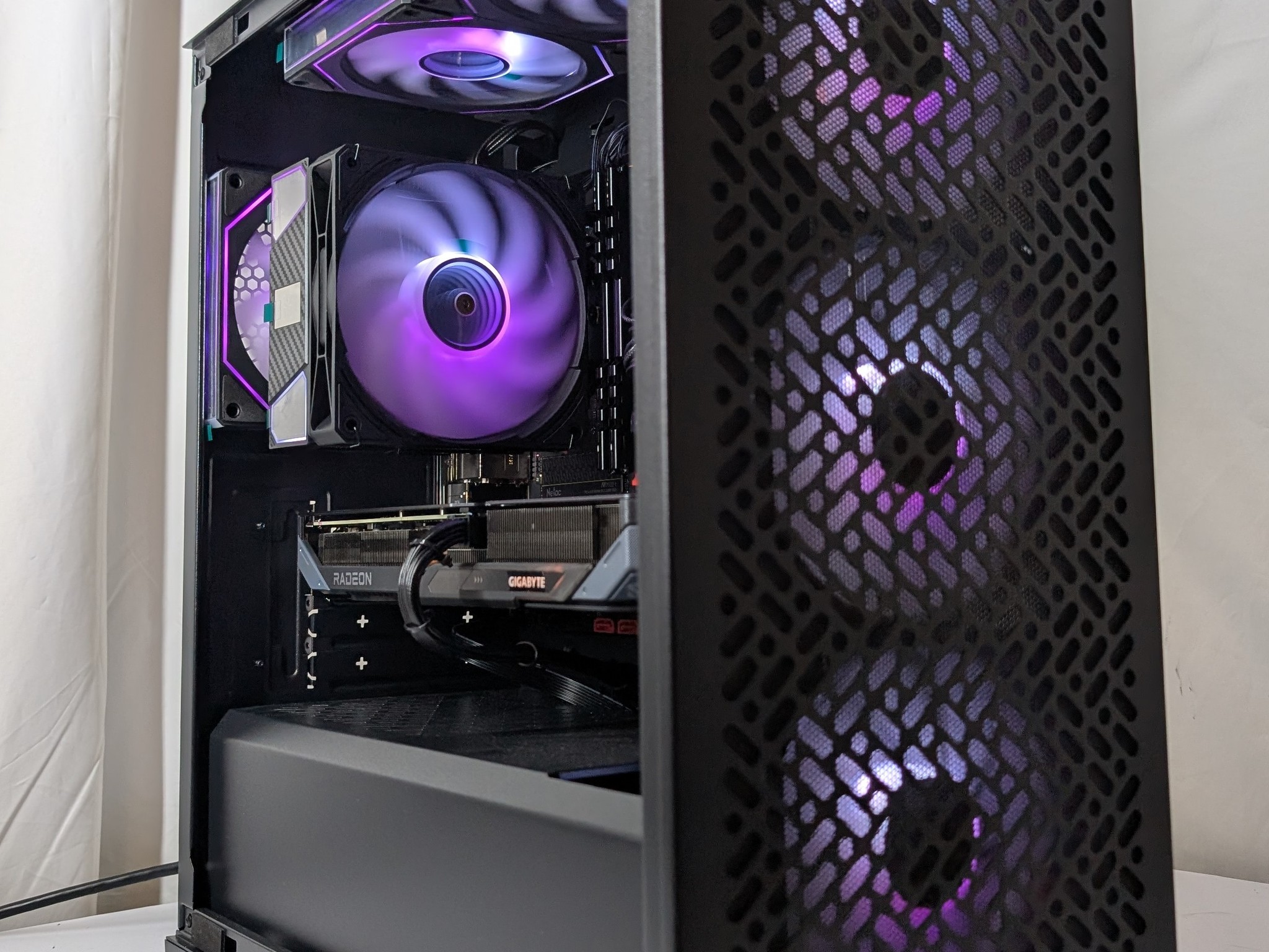 RX 9060XT | RYZEN 5 3600 | 16GB DDR4 | 1TB NVME | 650W