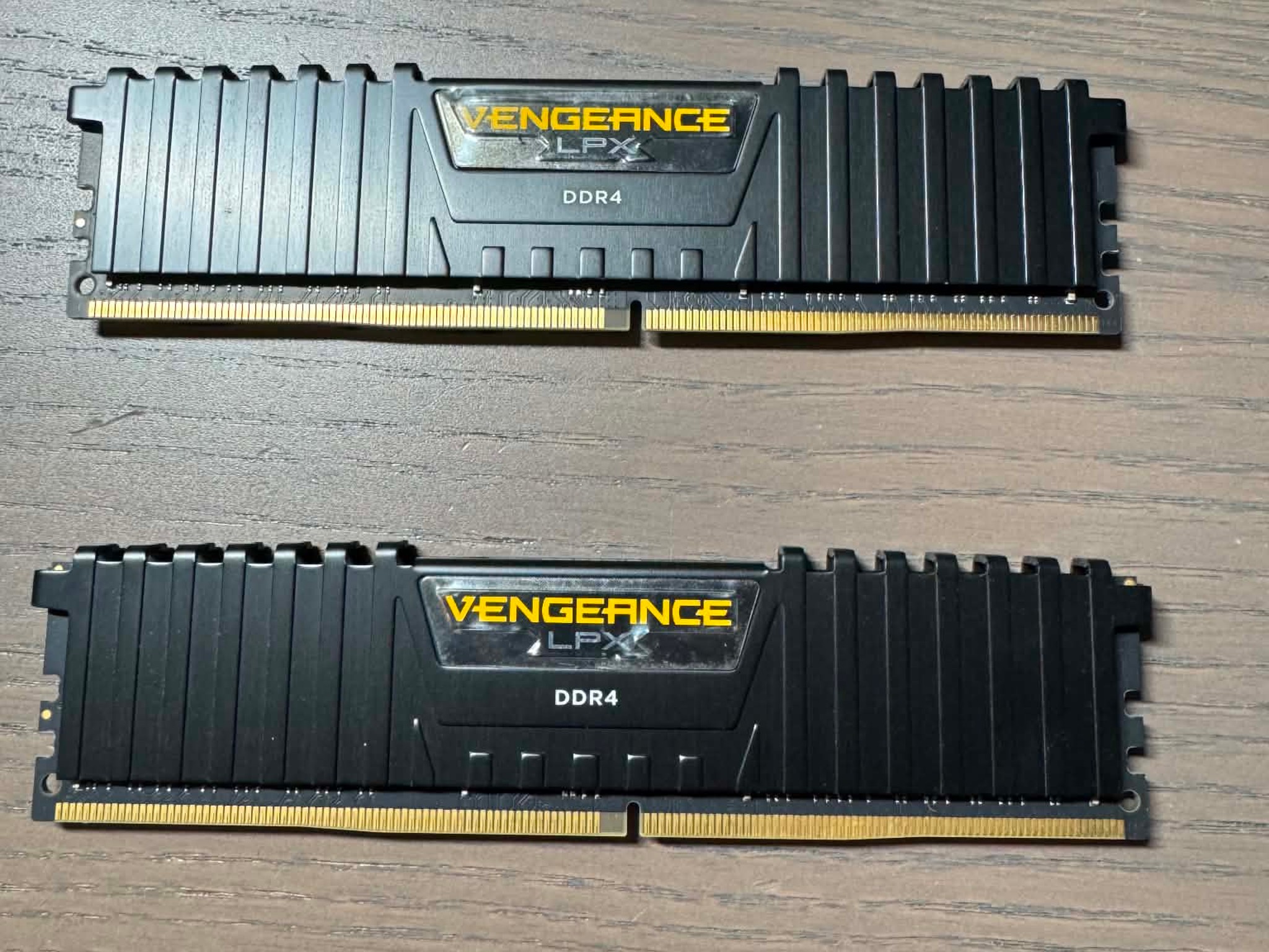 Corsair CMK32GX4M2A2400C16 LPX 32GB DDR4 DRAM 2400MHz C16 Memory Kit - Black