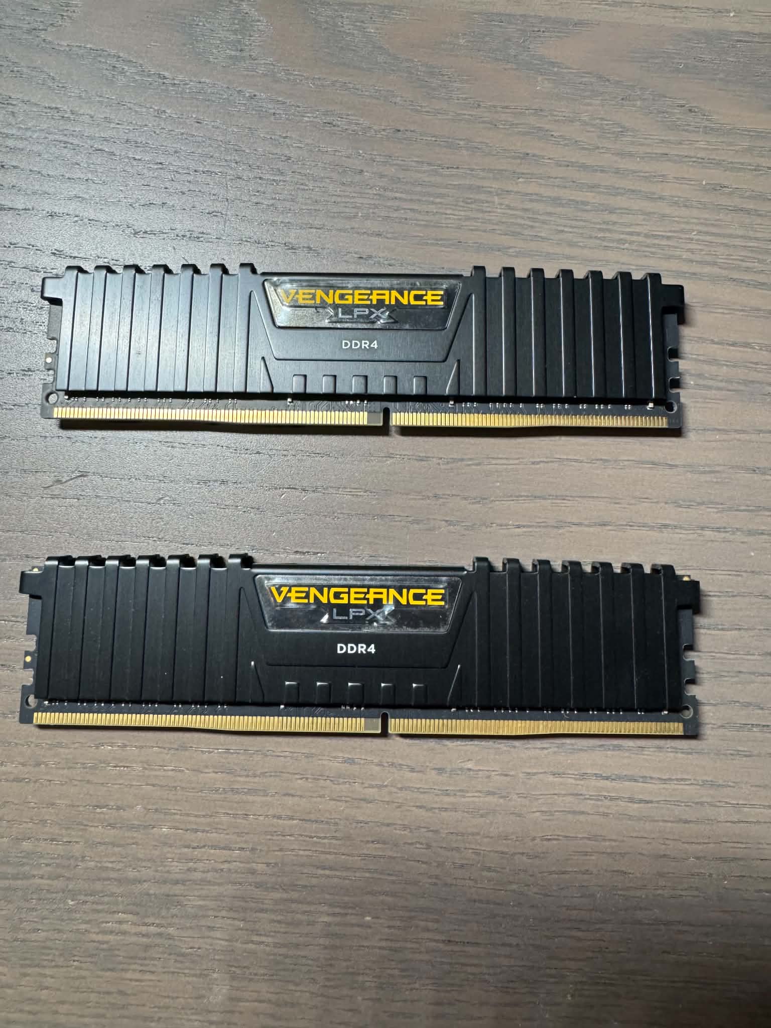 Corsair CMK32GX4M2A2400C16 LPX 32GB DDR4 DRAM 2400MHz C16 Memory Kit - Black