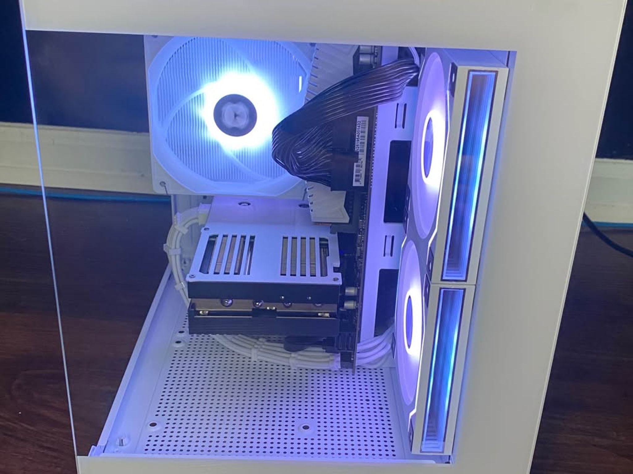 White Gaming PC (RTX 3070 8GB + AMD Ryzen 5 5500 + 16GB DDR4 + SSD)