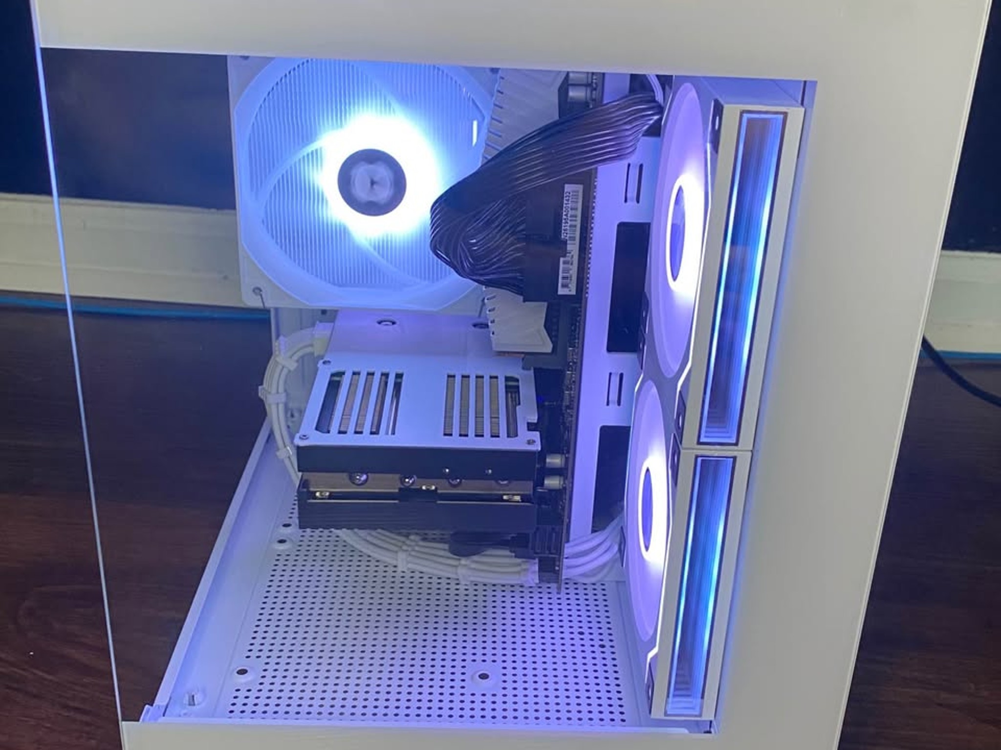 White Gaming PC (RTX 3070 8GB + AMD Ryzen 5 5500 + 16GB DDR4 + SSD)