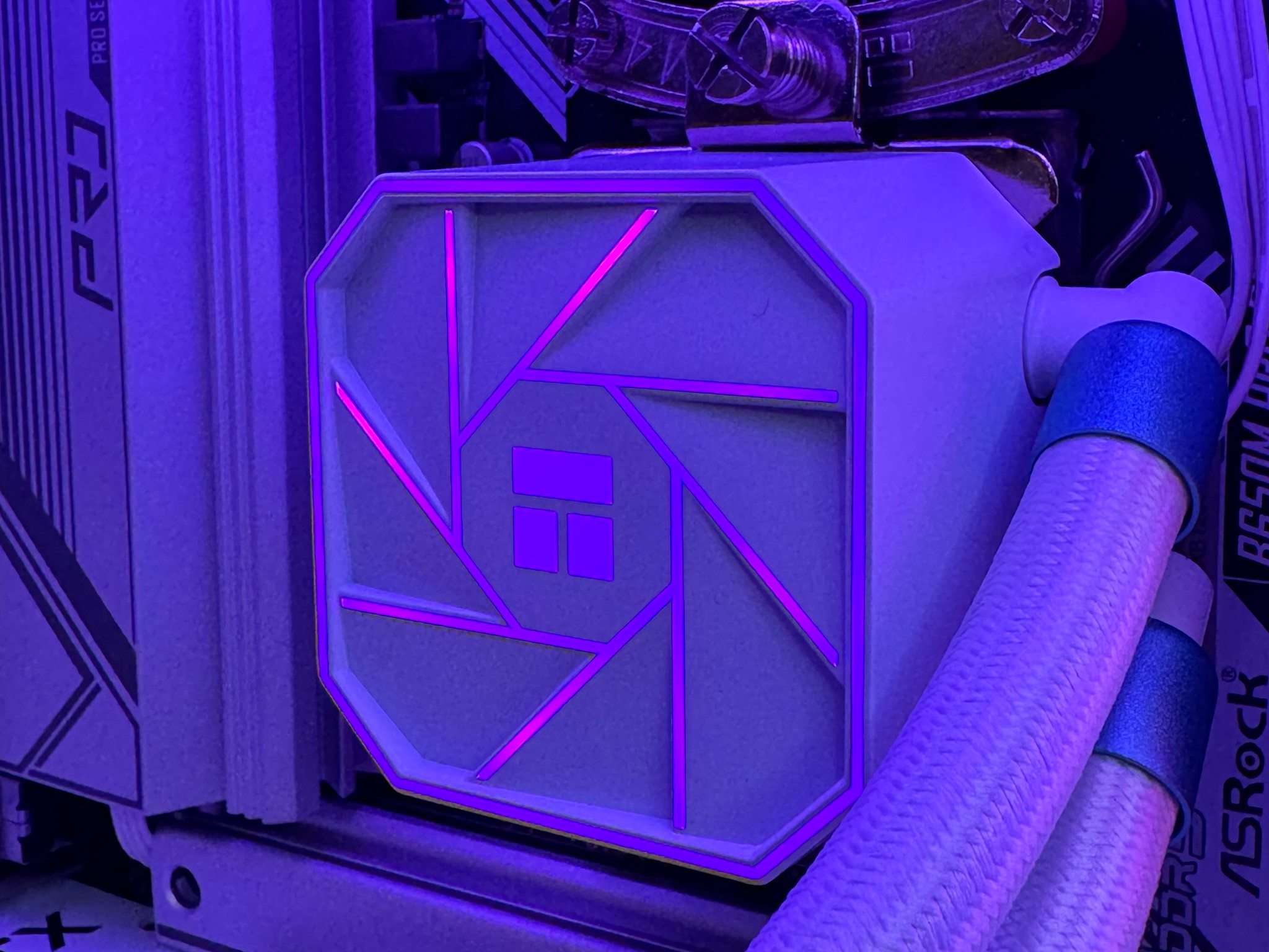 "Ice Cube" RYZEN 7 7700x, 4070 ti super, 32gb ram, WI-FI, 1TB nvme, gaming pc Free 4tb Drive READ