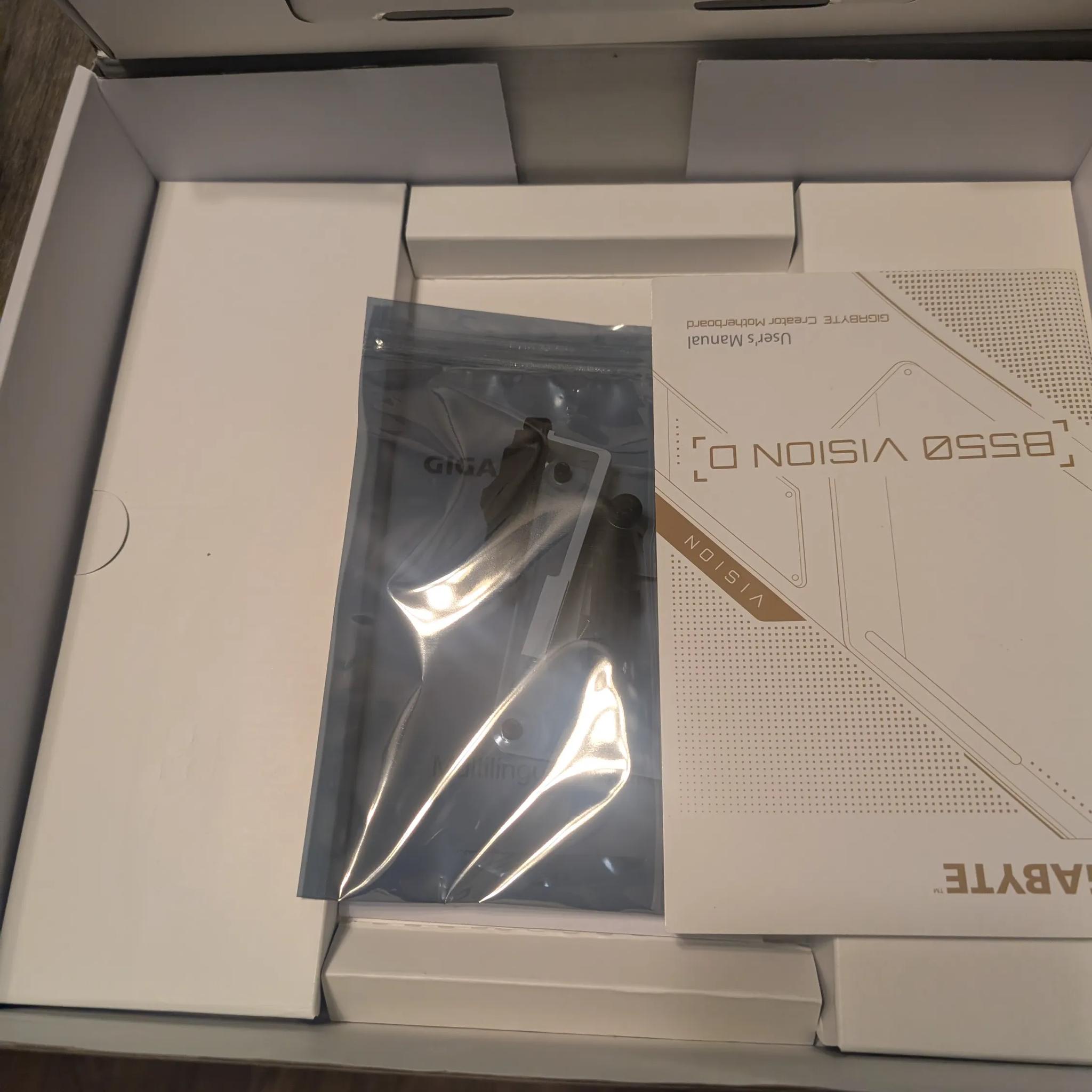 Gigabyte B550 VISION D AMD AM4 DDR4 ATX Motherboard WORKS Great