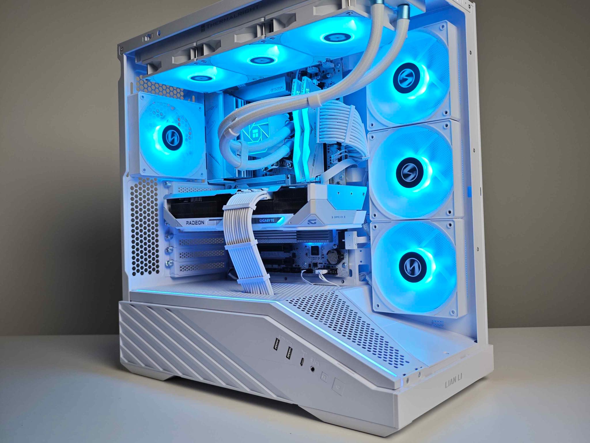 1440p All White Gaming PC - Ryzen 5 7500X3D - RX 9070XT - 4TB SSD