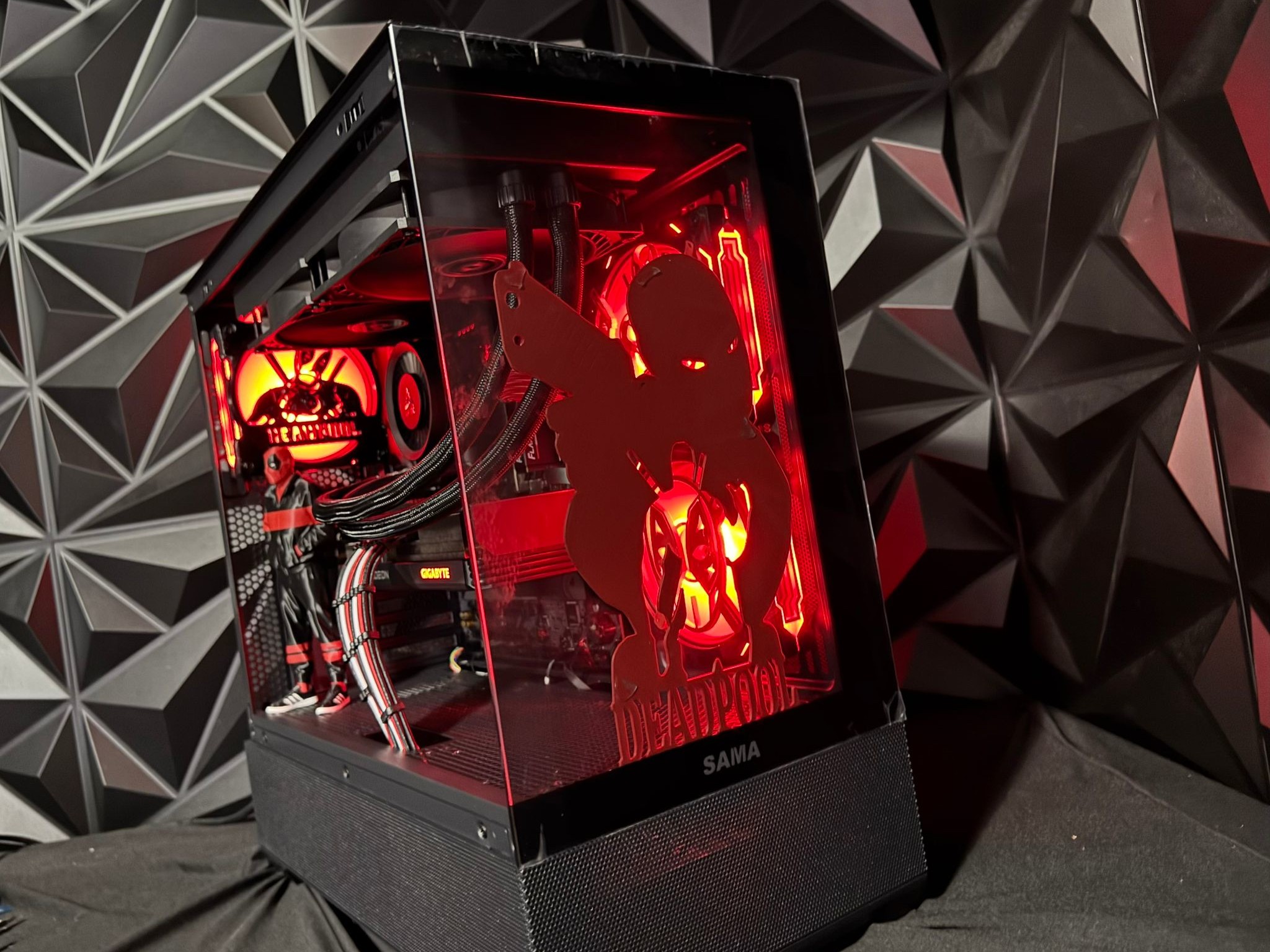 🟥⚫⚪ Merc 76 – Deadpool Edition 💀🎮 Ryzen 7600X| RX 7600XT 16 GB | 32 GB DDR5| 2 TB NVMe