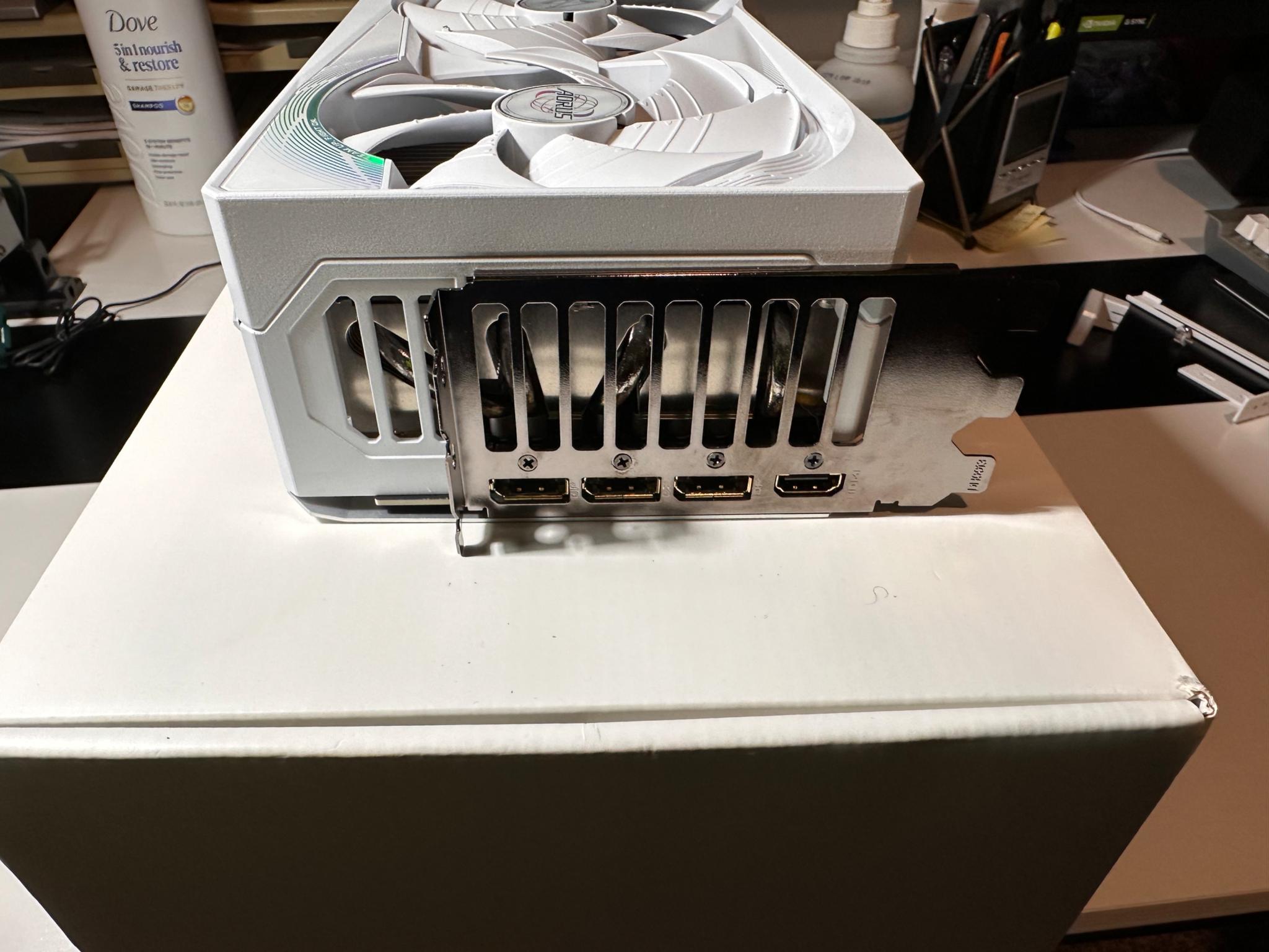 Gigabyte AORUS RTX 5080 Master Ice