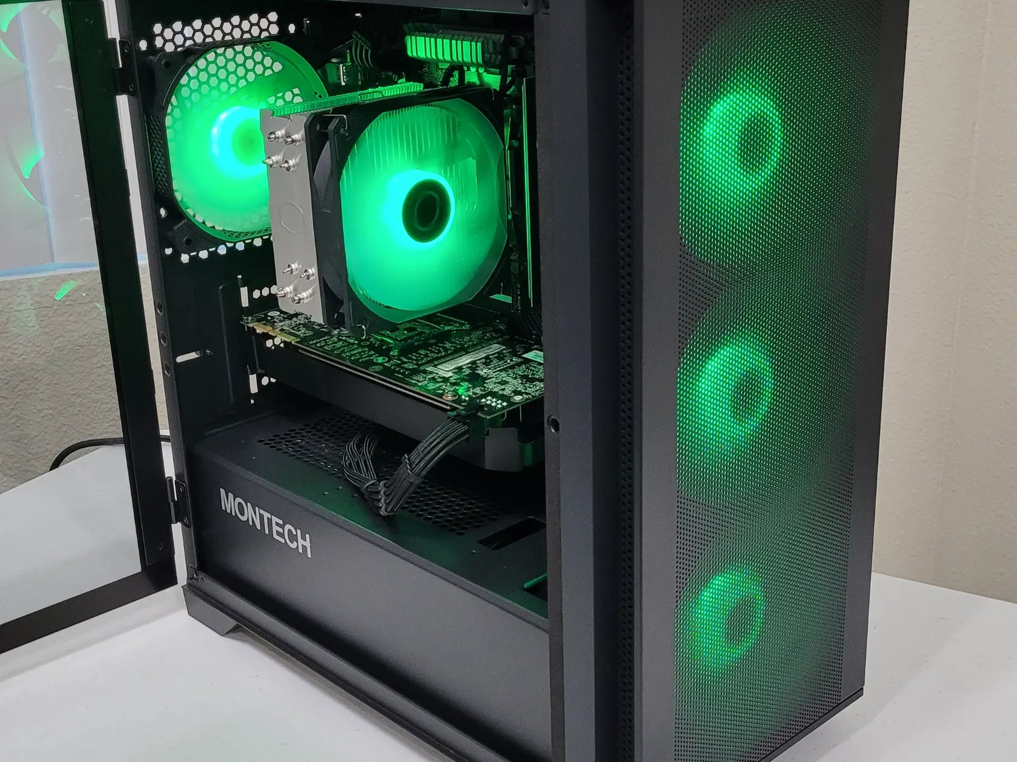 Black Gaming PC (Ryzen 5 2600X + GTX 1070 Ti + 1TB SSD + 16GB RAM + Wifi)