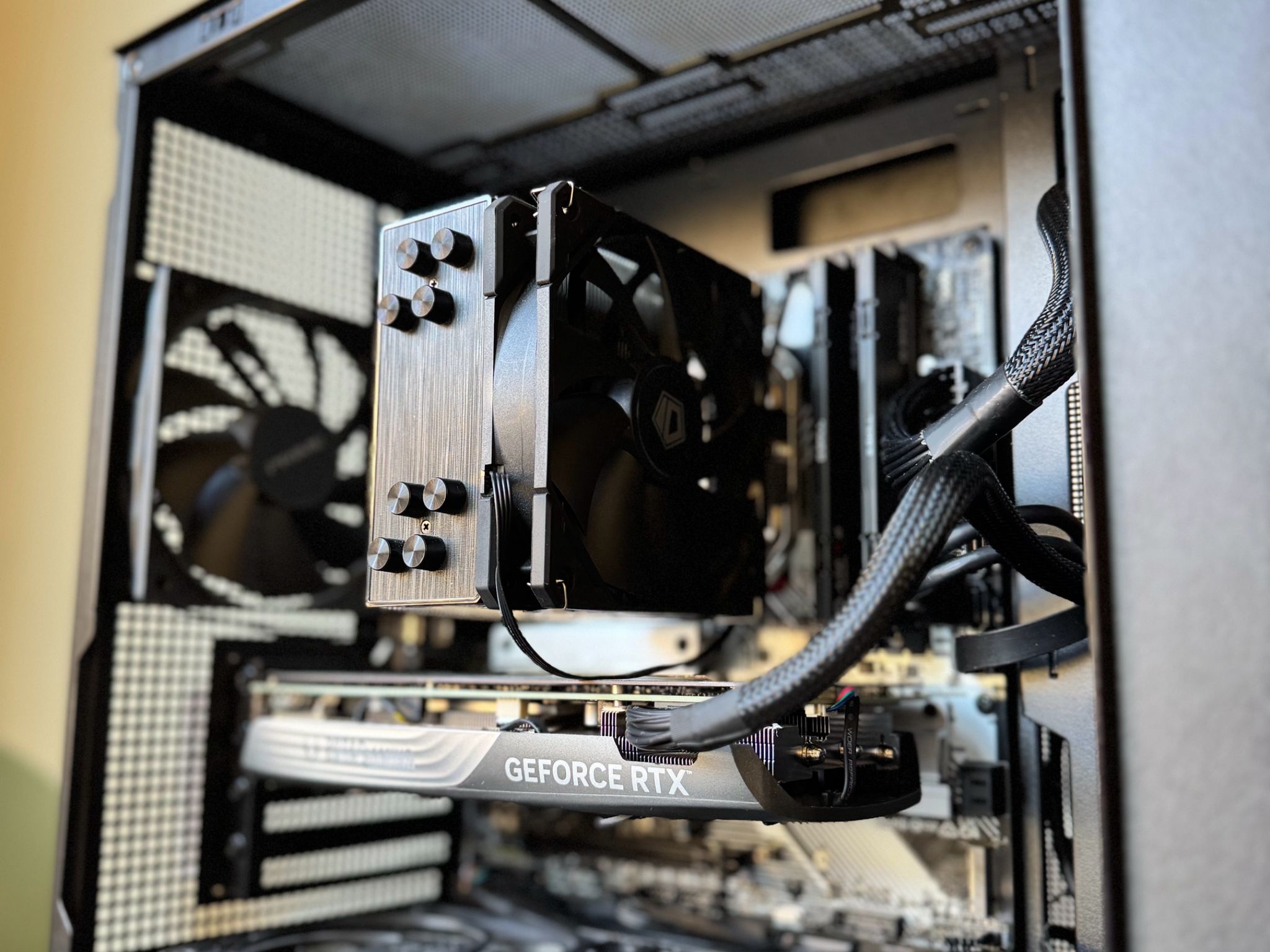 Ryzen 7 7800X3D | RTX 4070 SUPER | 32GB DDR5 (6000 MT/s) | 500GB SSD | 1000W Gold PSU | ASUS AP201