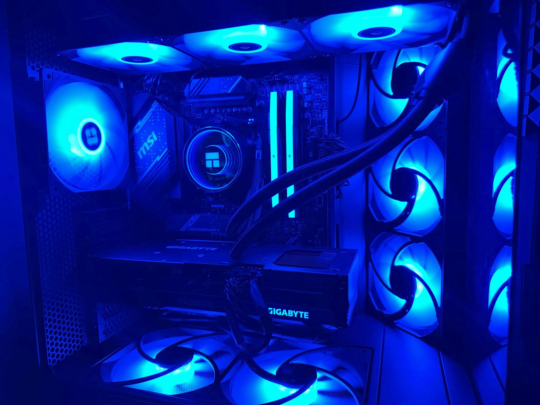 ON SALE! Sleek Black Fishtank RGB Gaming PC – GPU : 7600XT CPU : 7700