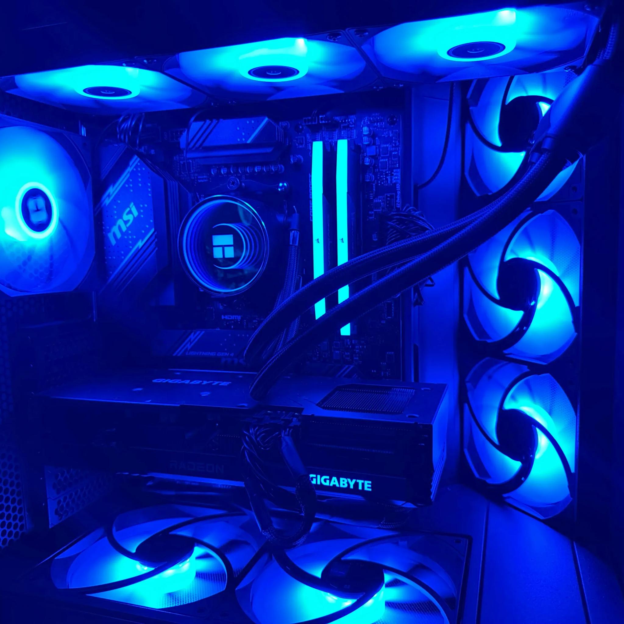 ON SALE! Sleek Black Fishtank RGB Gaming PC – GPU : 7600XT CPU : 7700