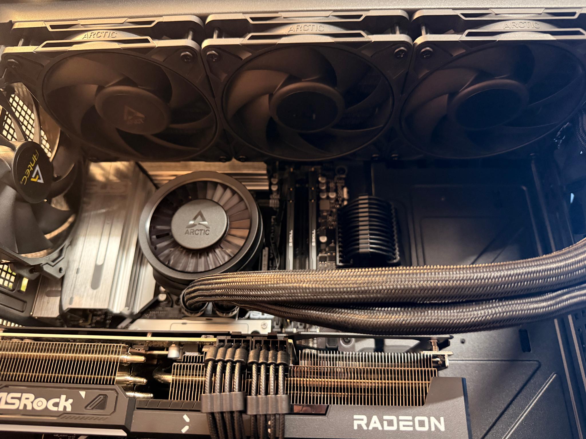 The Dark Knight – Sleeper High-End Gaming PC | 9850X3D | RX 9070 XT | WiFi 7 | No RGB