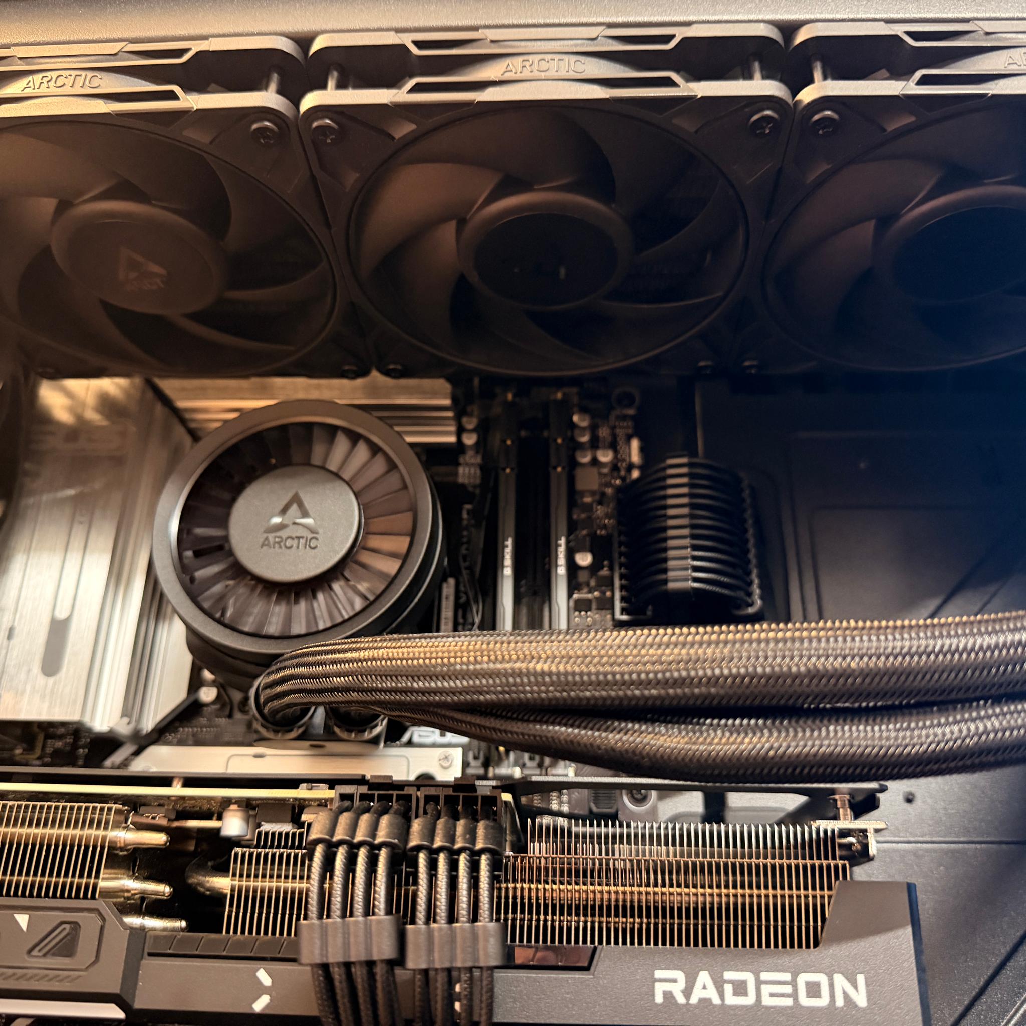 The Dark Knight – Sleeper High-End Gaming PC | 9850X3D | RX 9070 XT | WiFi 7 | No RGB